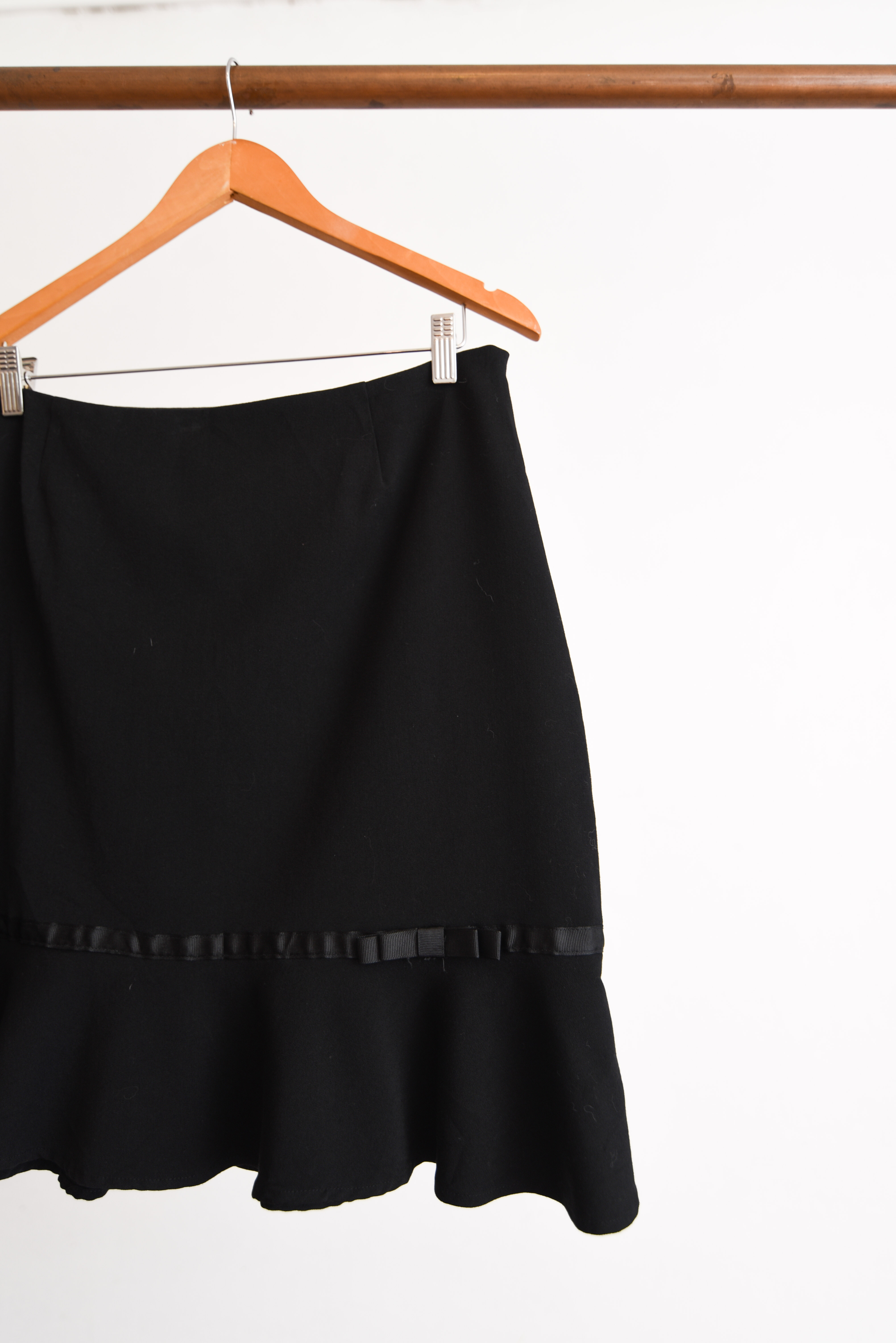 Falda negra bow