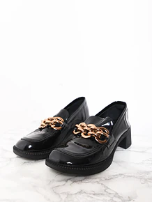 Mocasines charol y hebilla