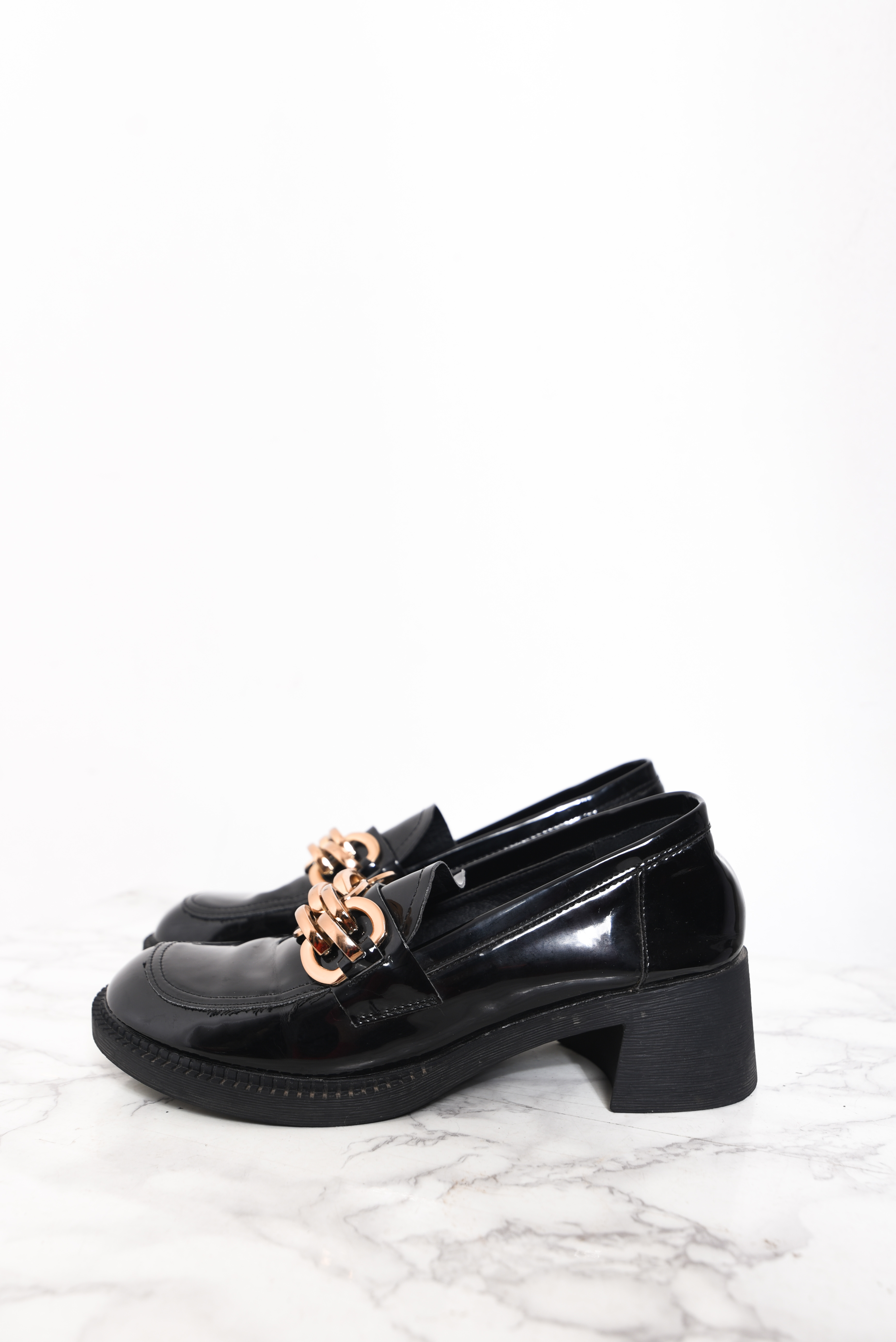 Mocasines charol y hebilla