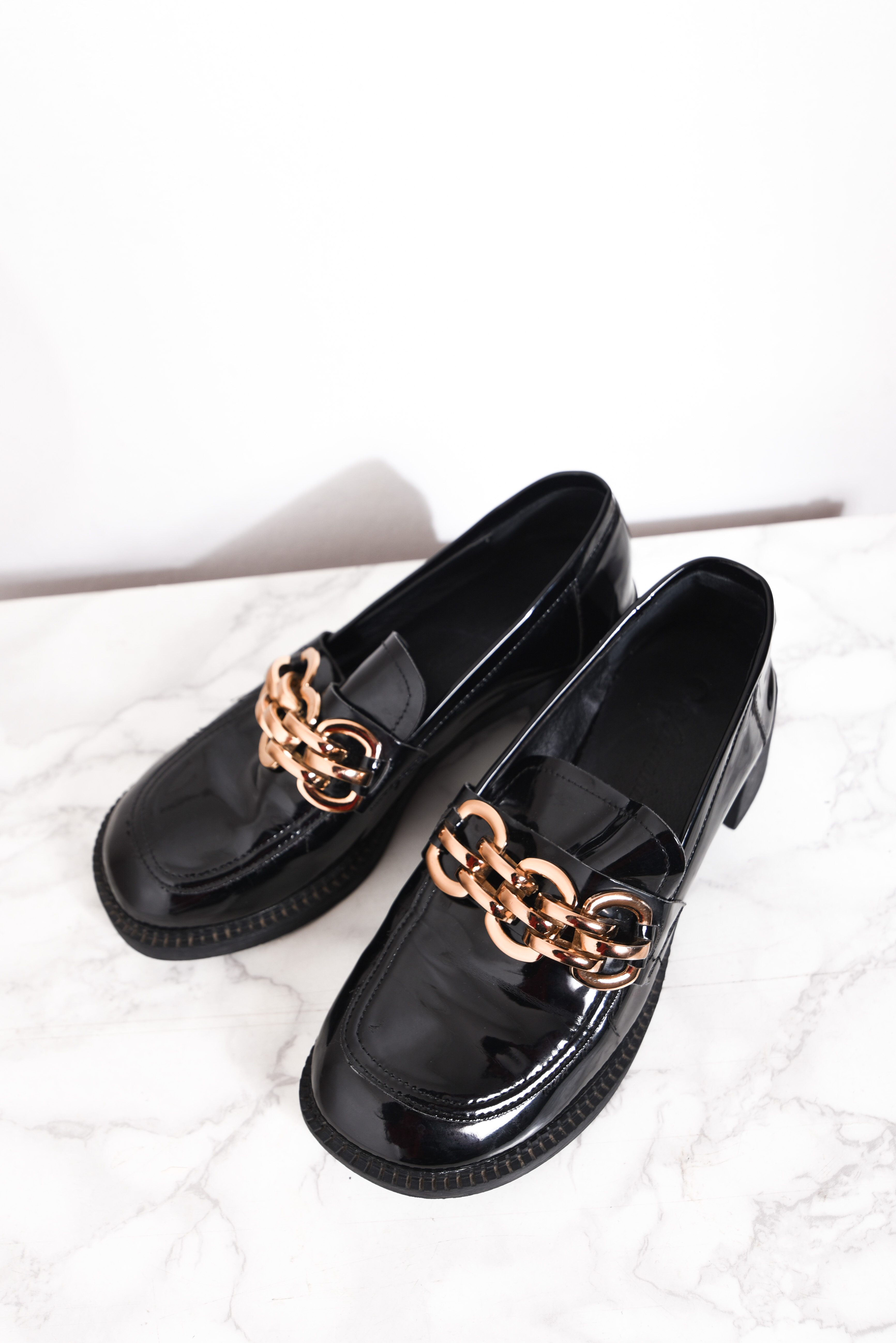 Mocasines charol y hebilla