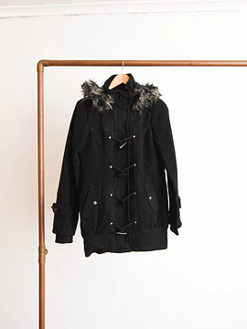 Chaqueta negra capucha furry