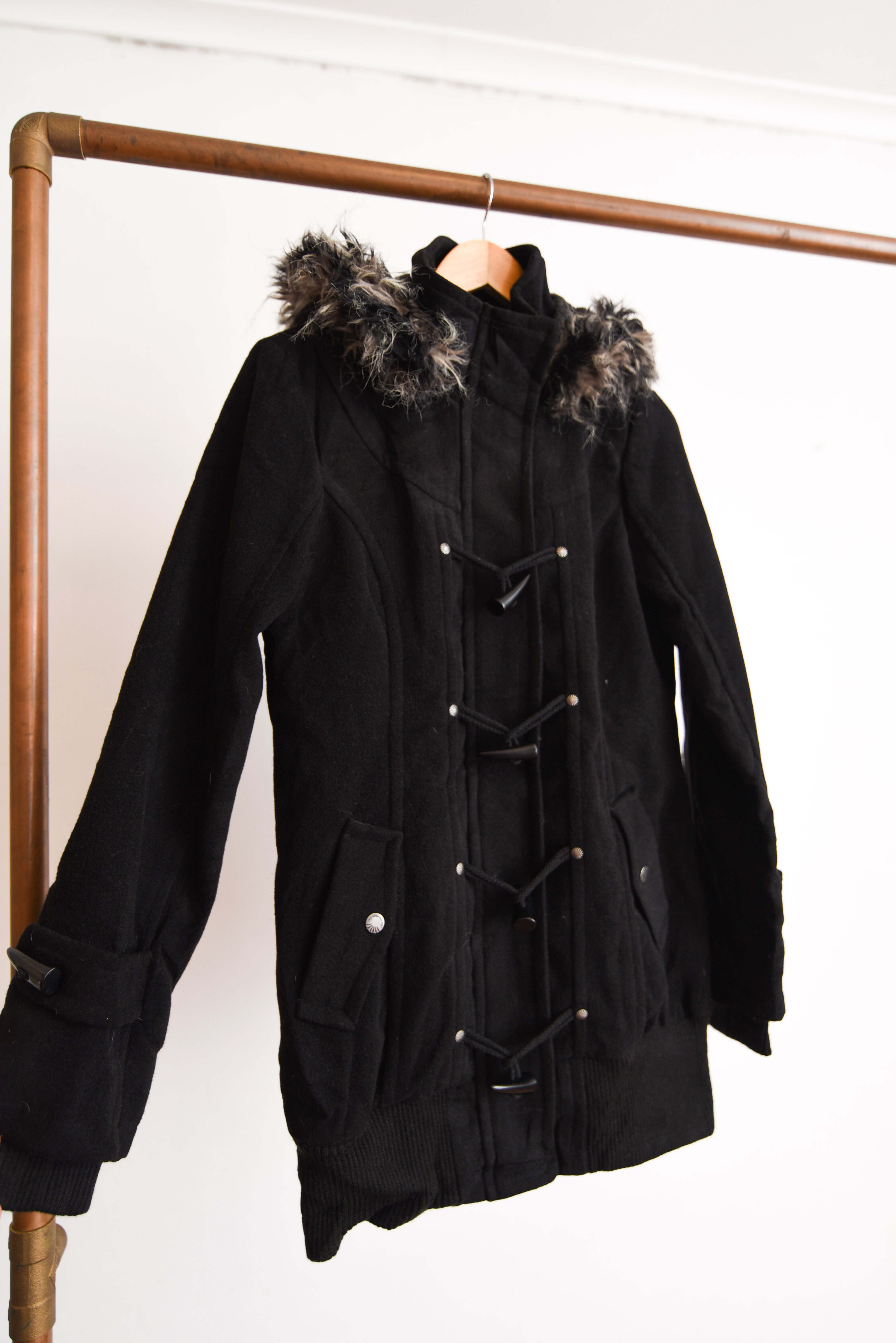 Chaqueta negra capucha furry