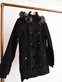 Chaqueta negra capucha furry