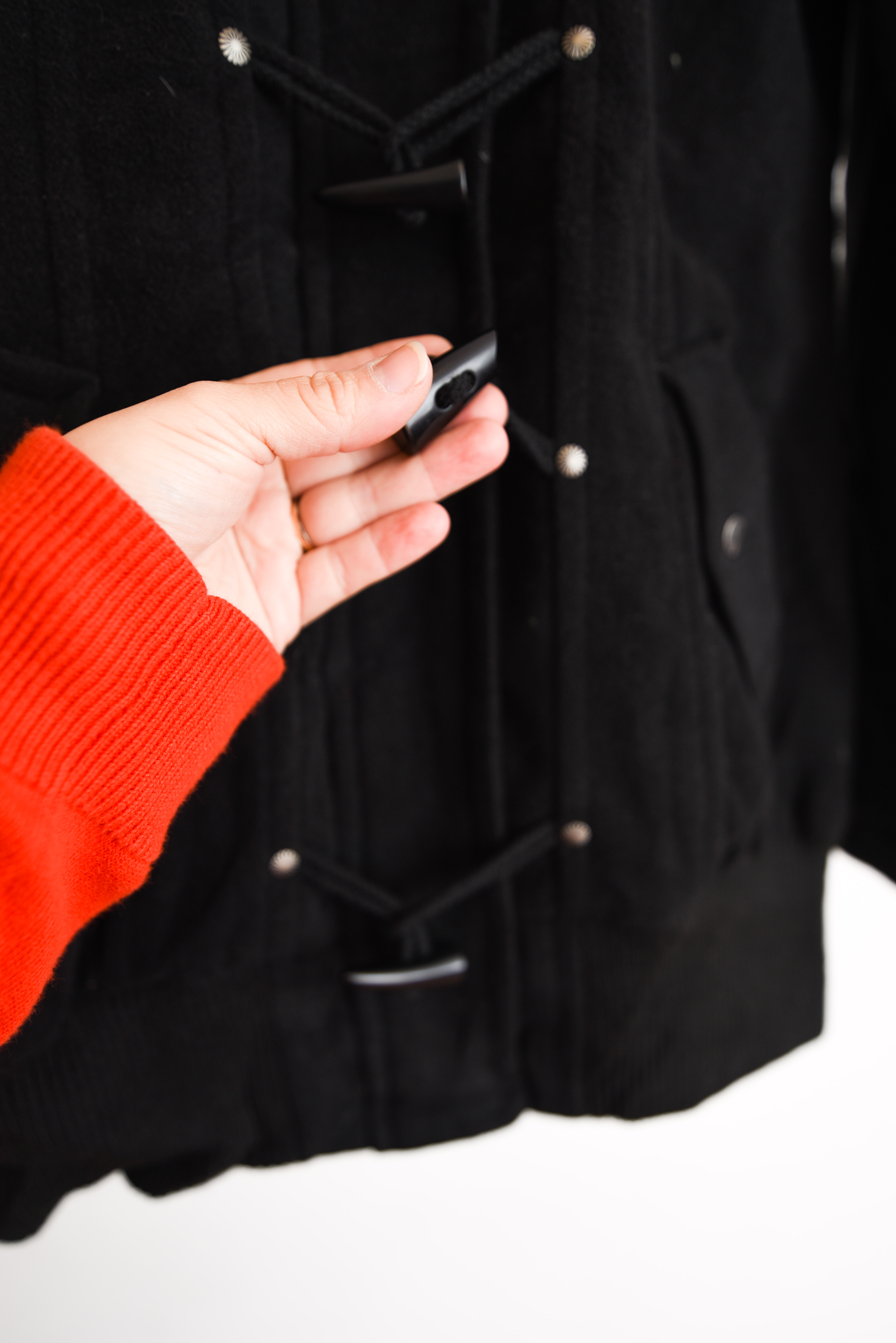 Chaqueta negra capucha furry