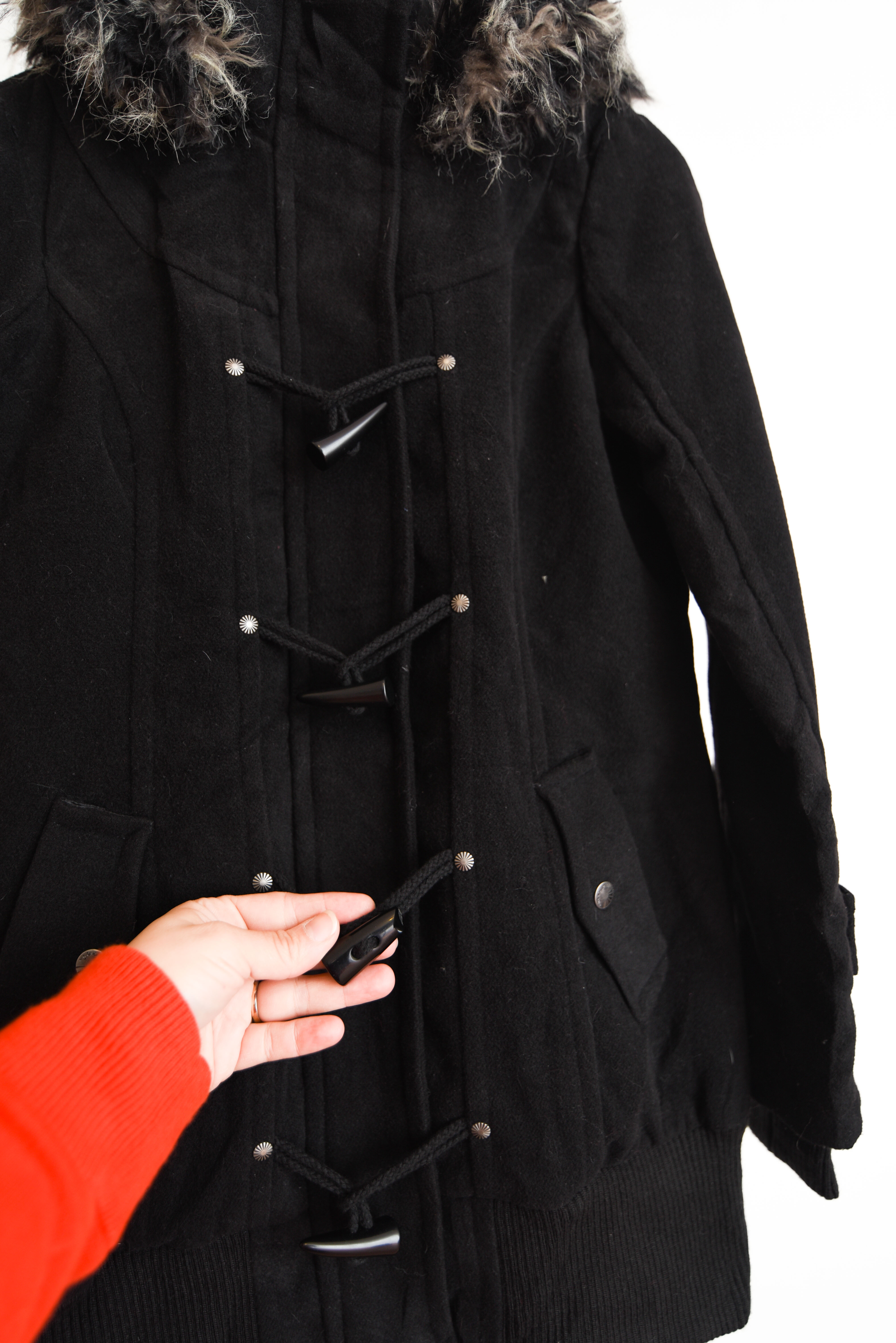 Chaqueta negra capucha furry