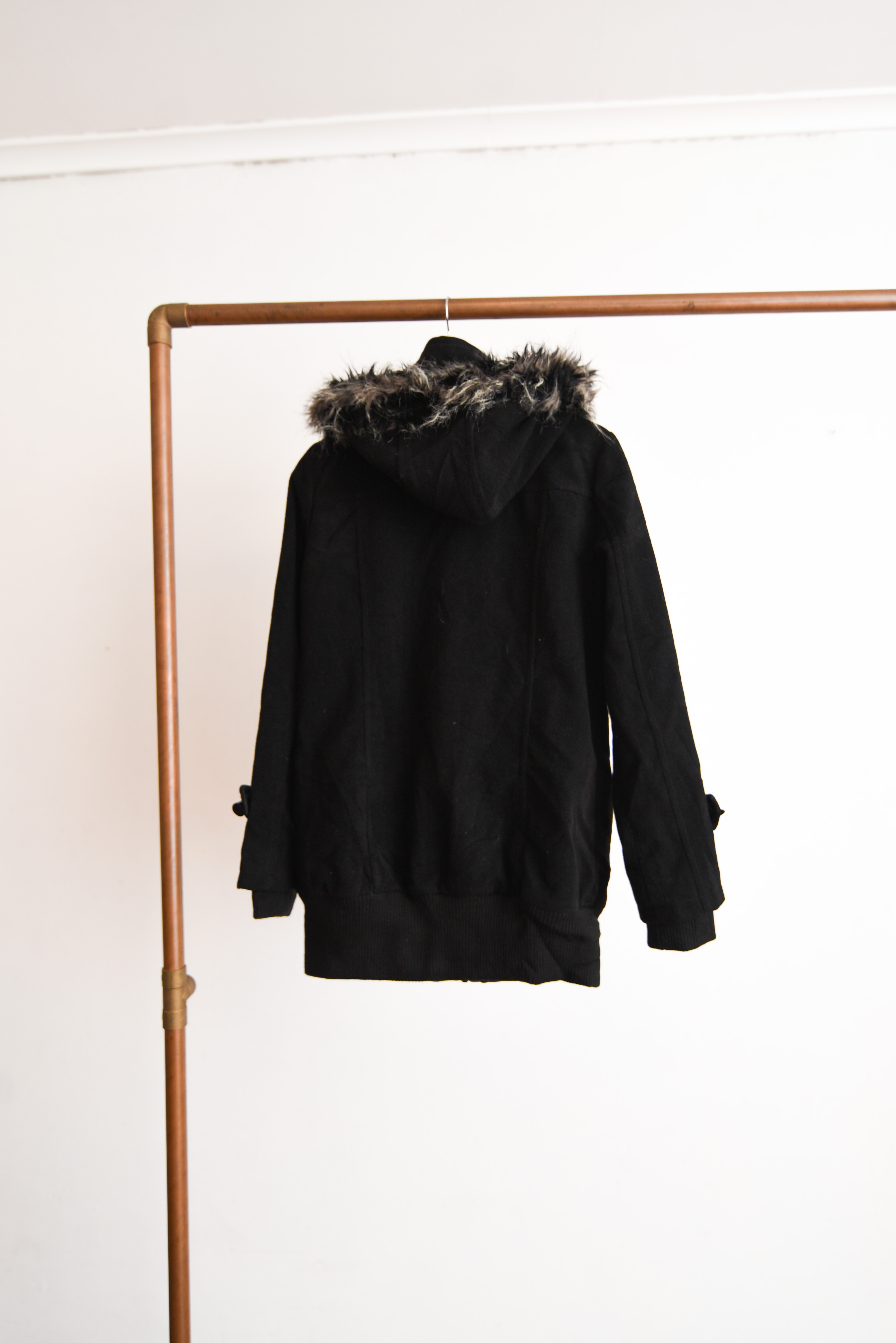 Chaqueta negra capucha furry
