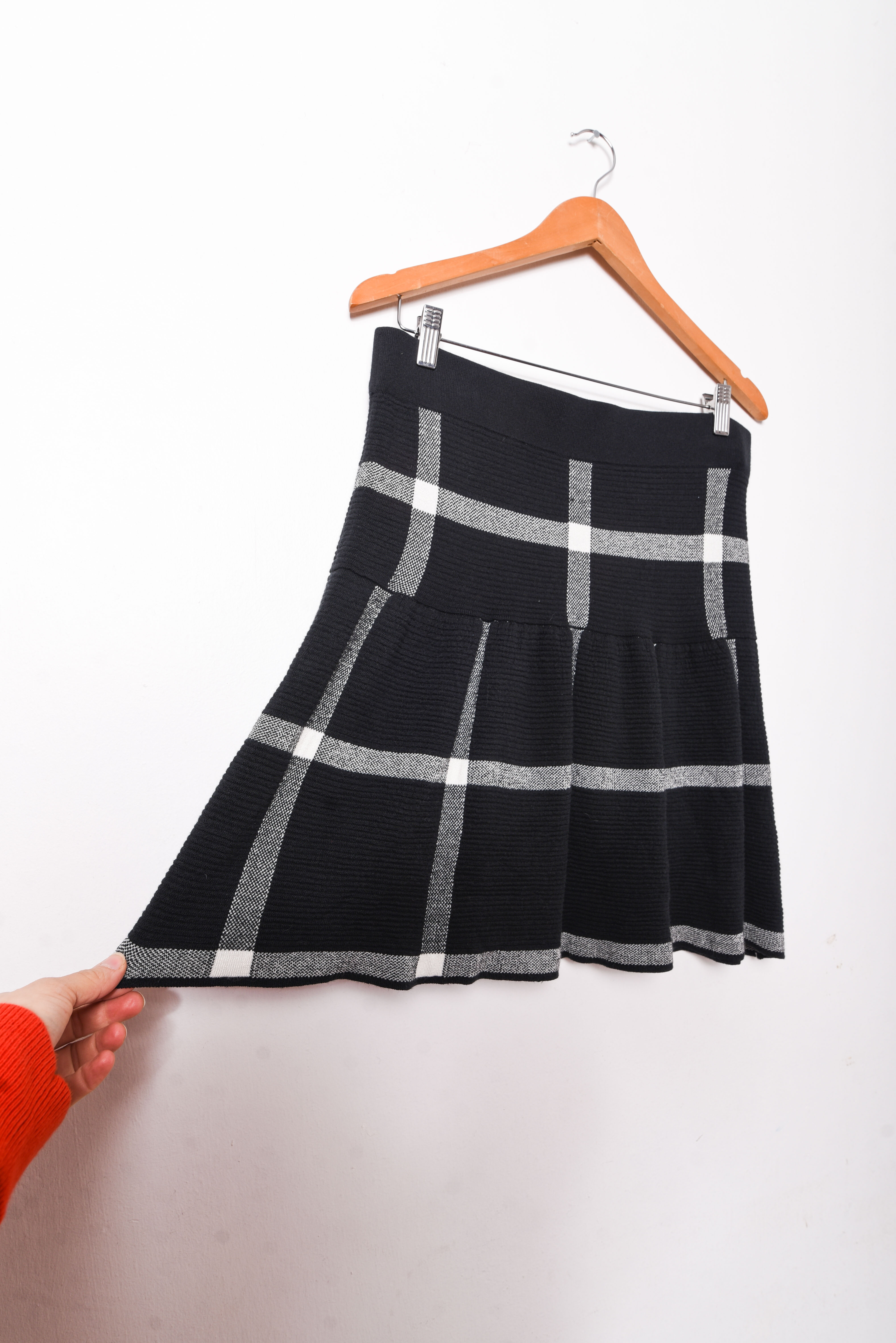 Falda negra tejida grilla