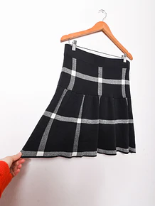 Falda negra tejida grilla