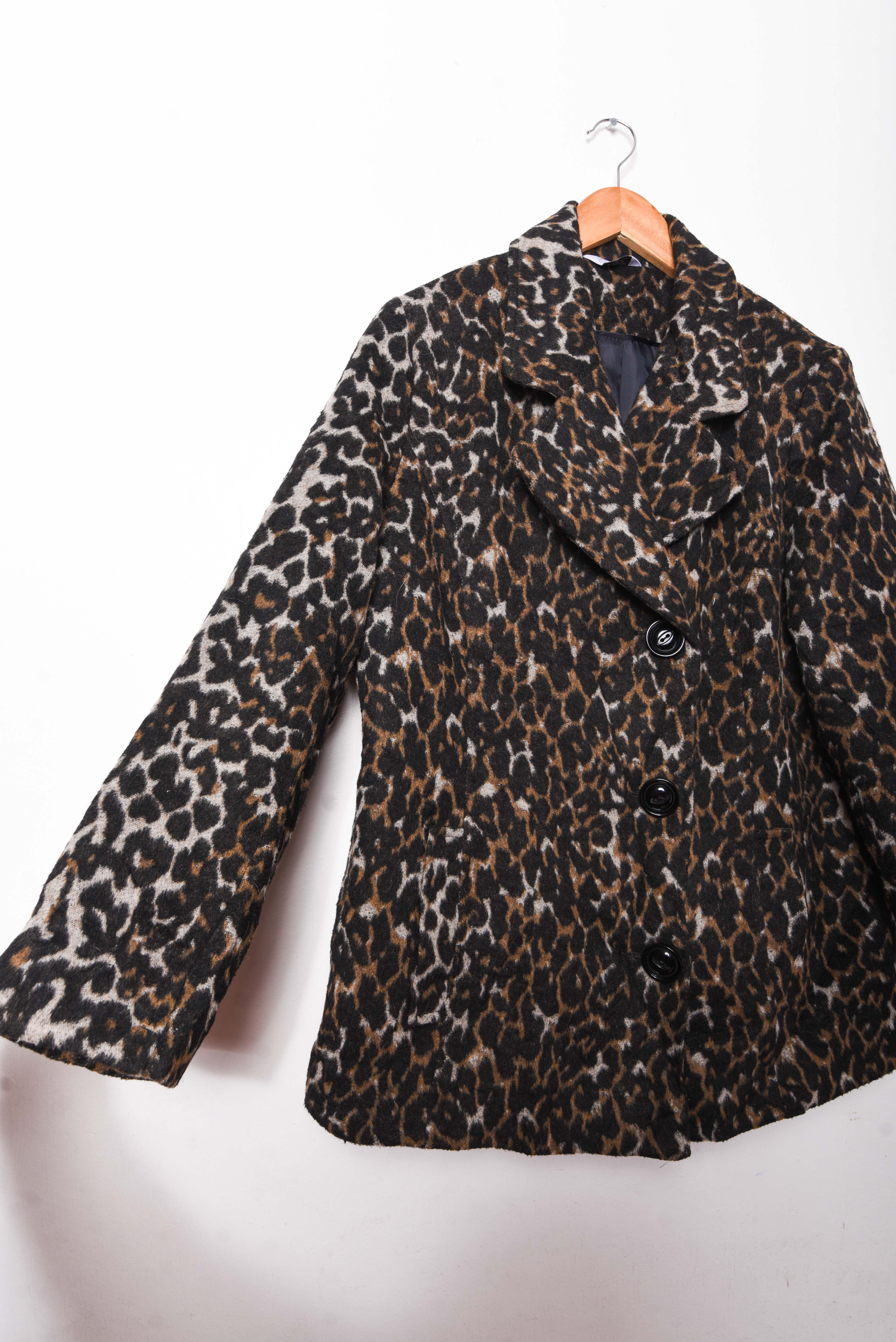 Abrigo animal print botones