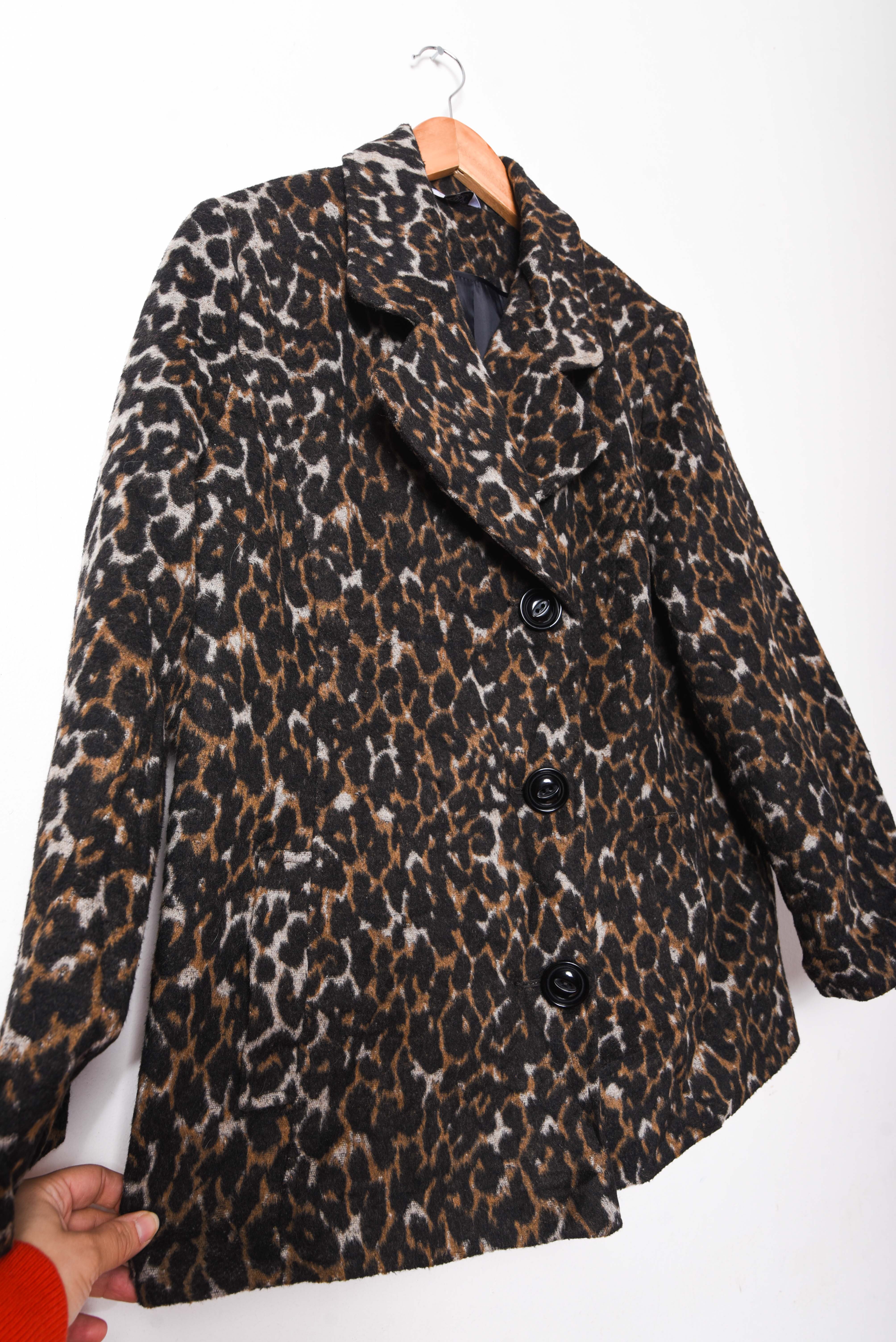 Abrigo animal print botones