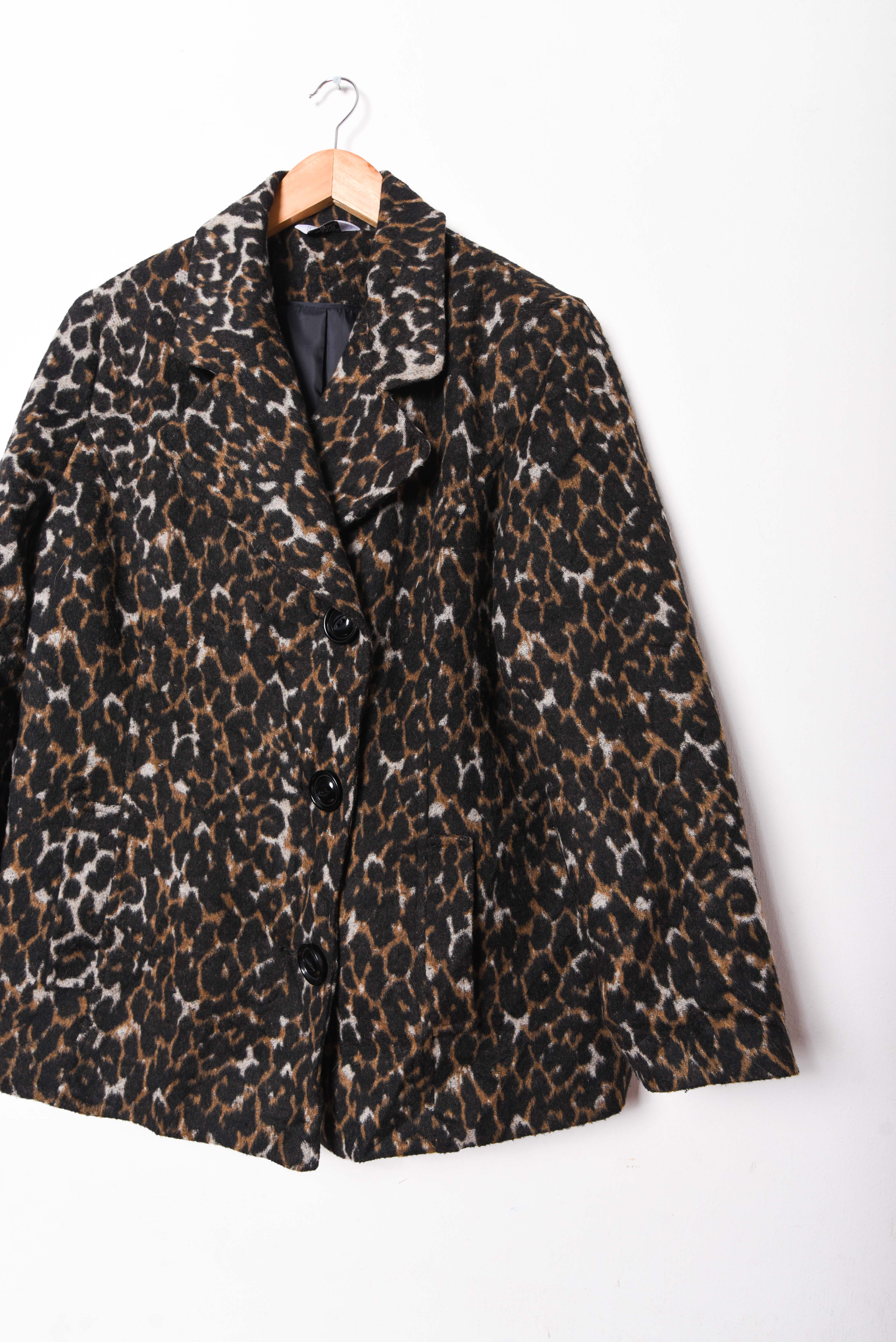Abrigo animal print botones