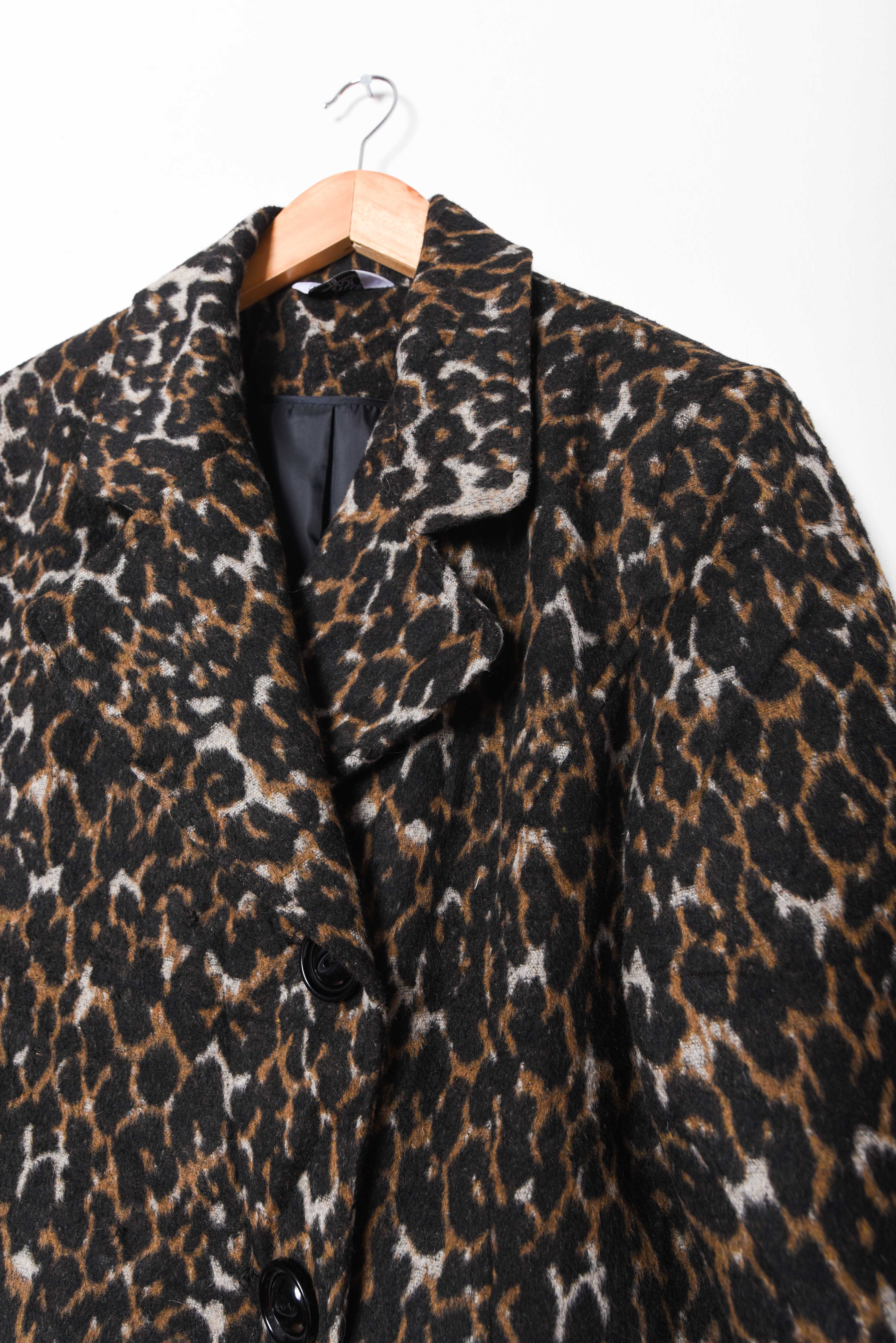 Abrigo animal print botones