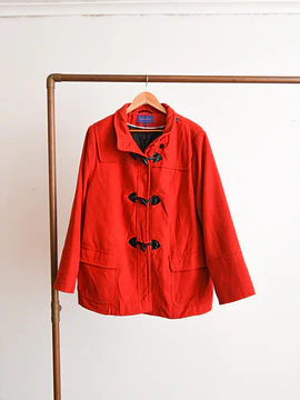 Abrigo rojo broches