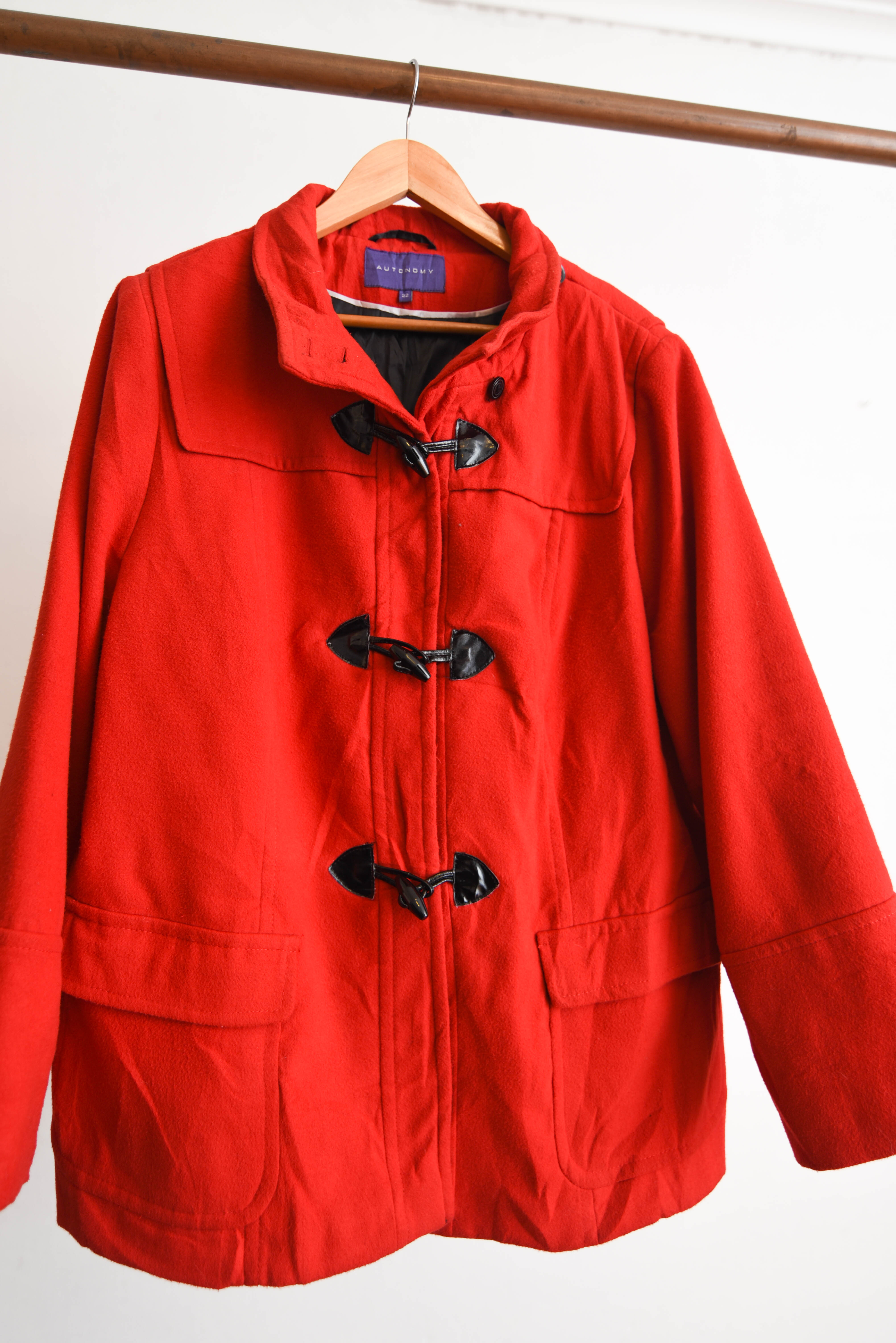 Abrigo rojo broches