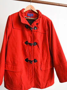 Abrigo rojo broches