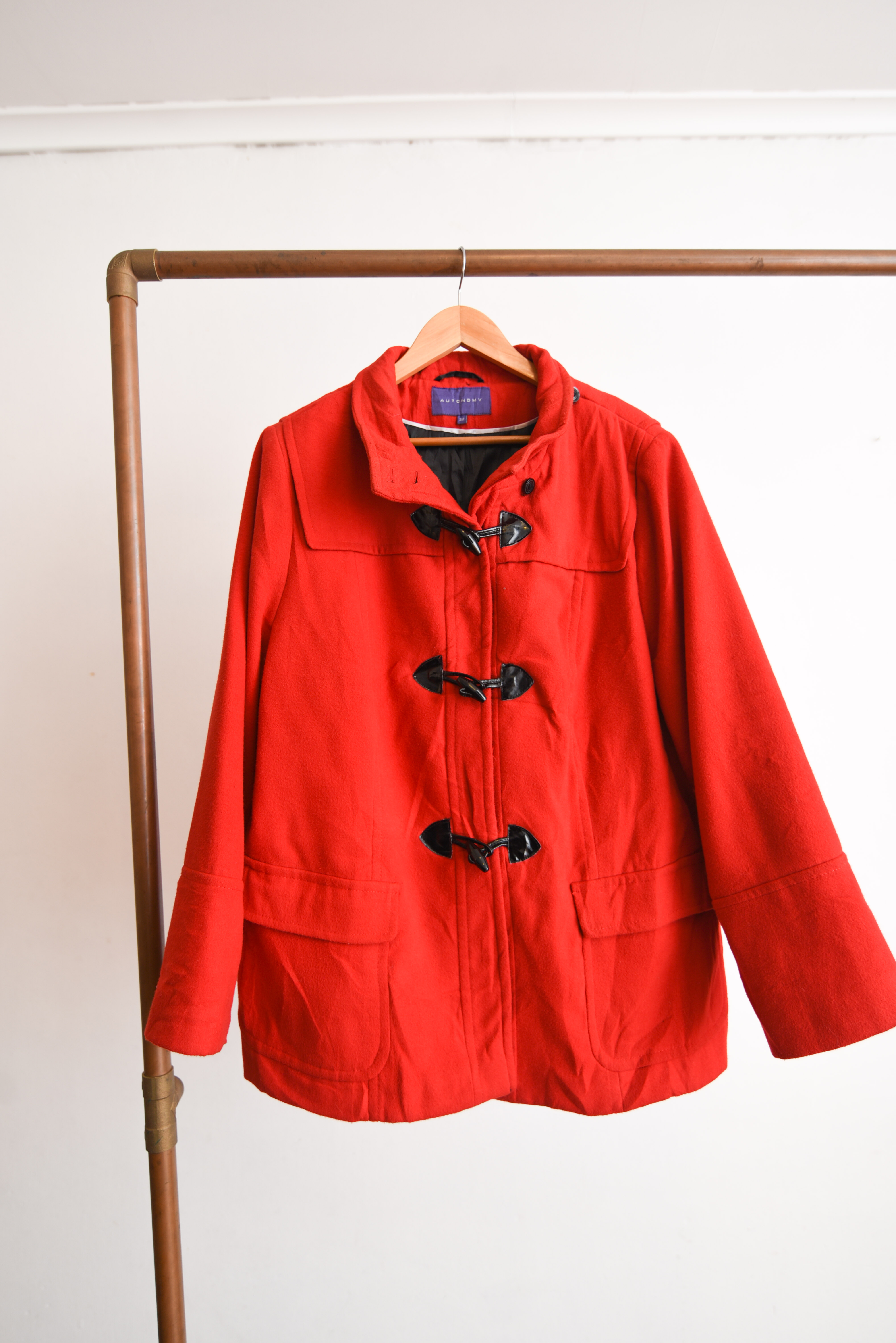 Abrigo rojo broches