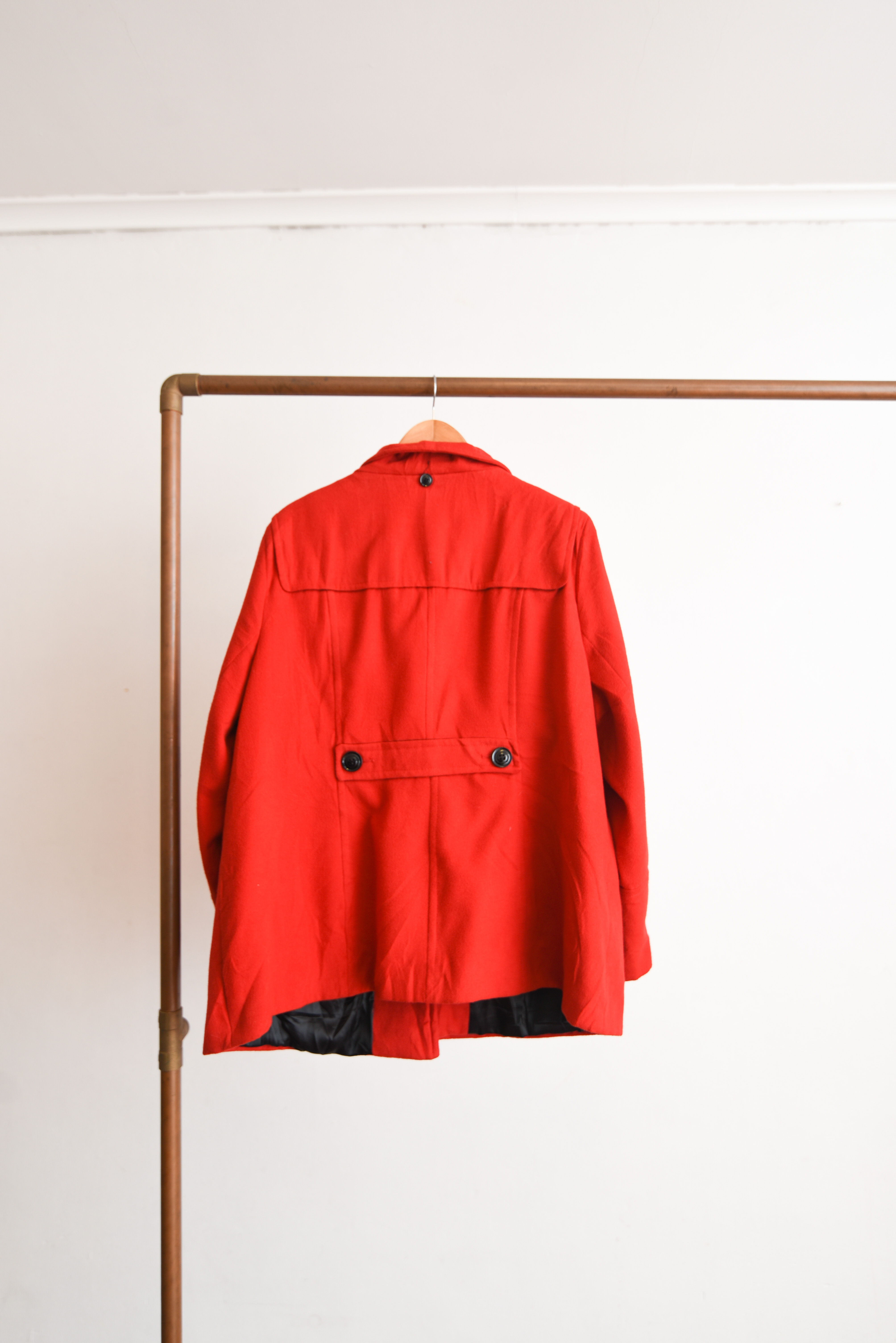Abrigo rojo broches