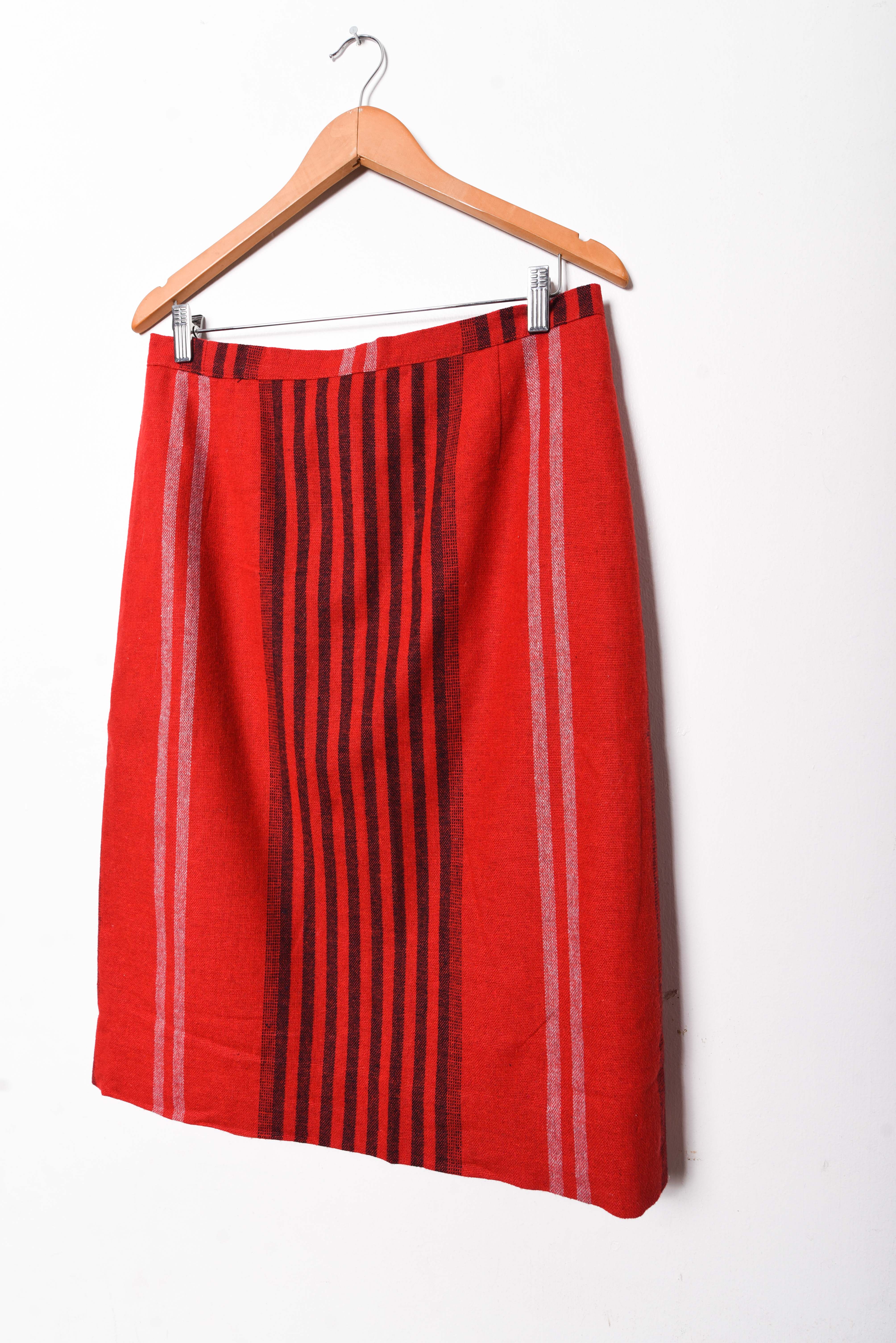 Falda roja lana rayada