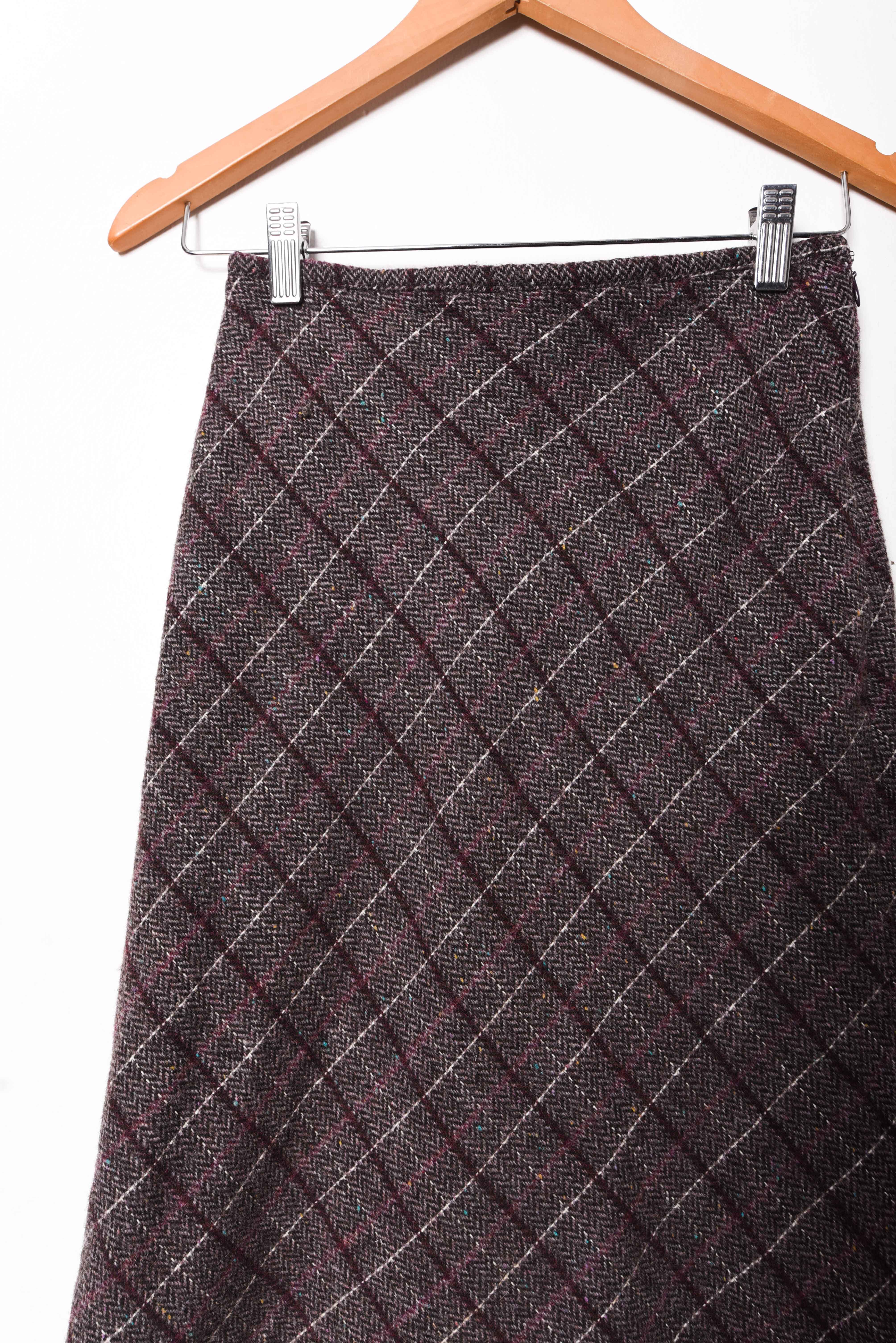 Falda midi grafito tartán y2k
