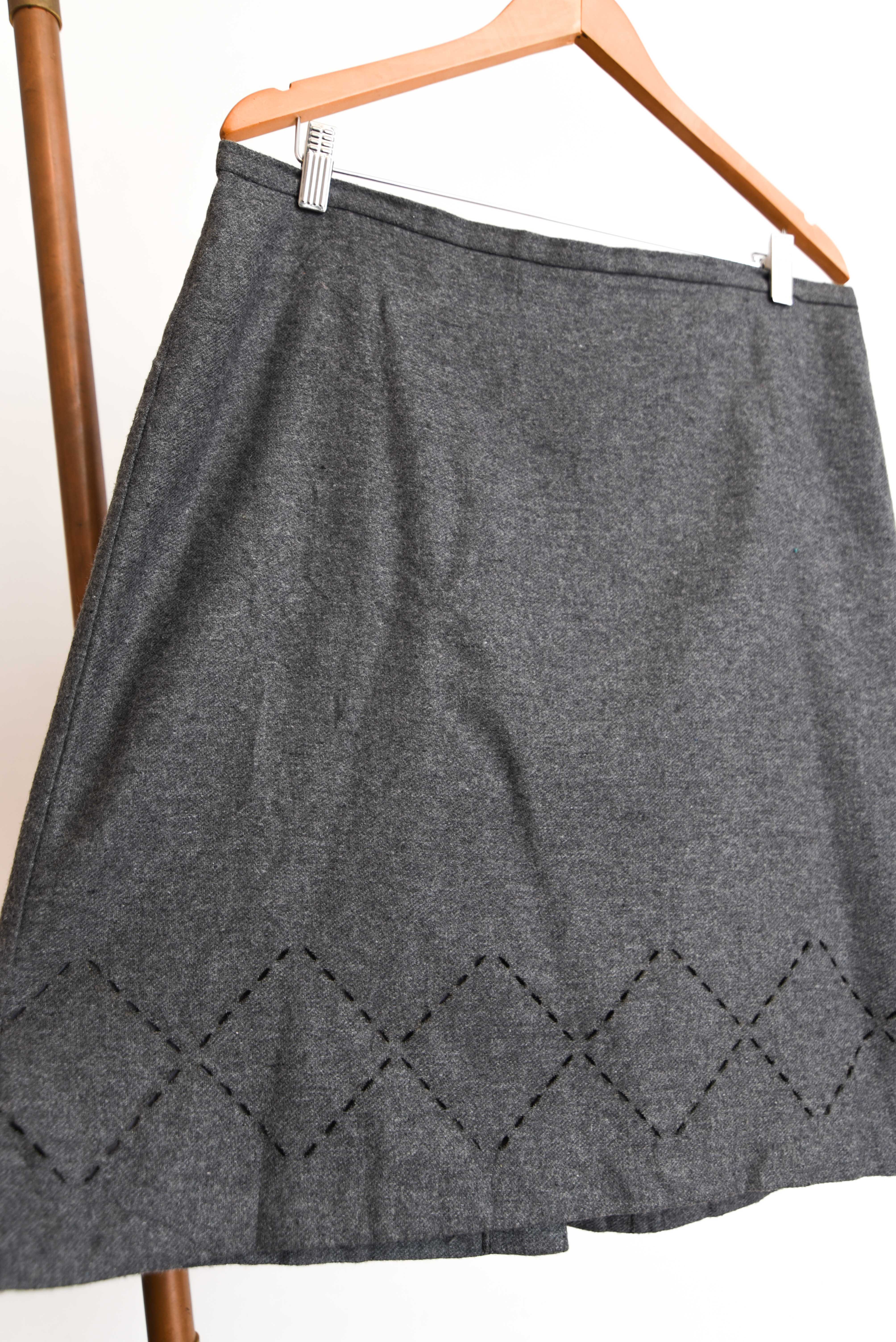Falda gris rombos