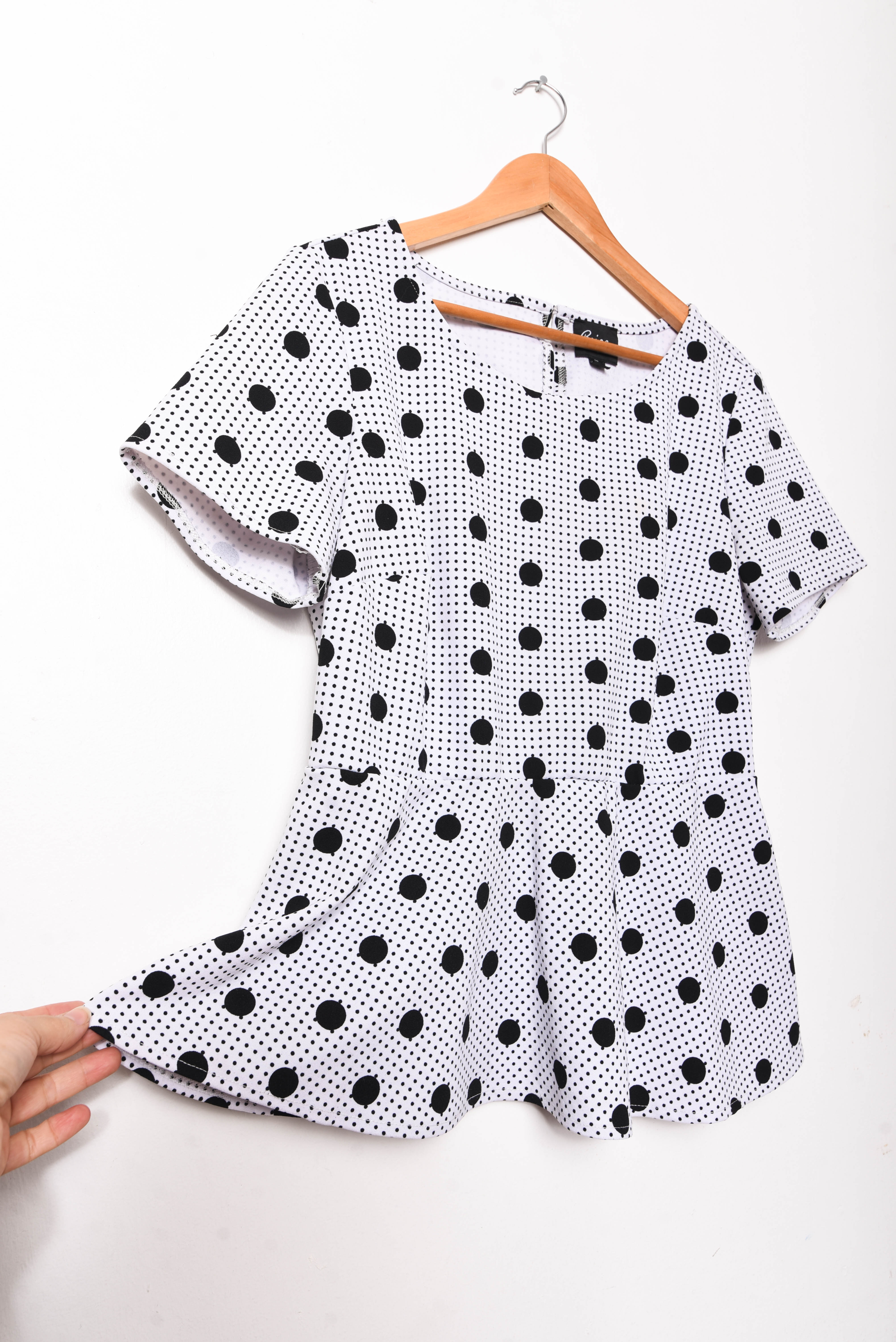 Blusa b&w peplum lunares