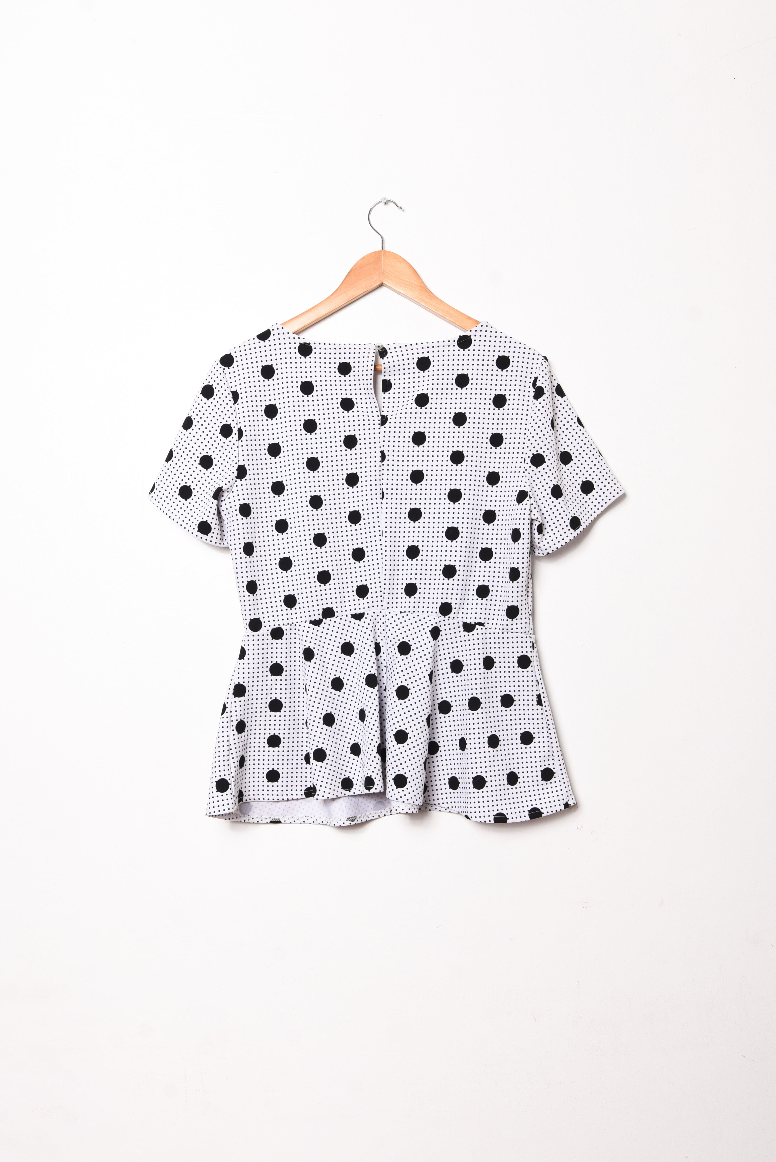 Blusa b&w peplum lunares