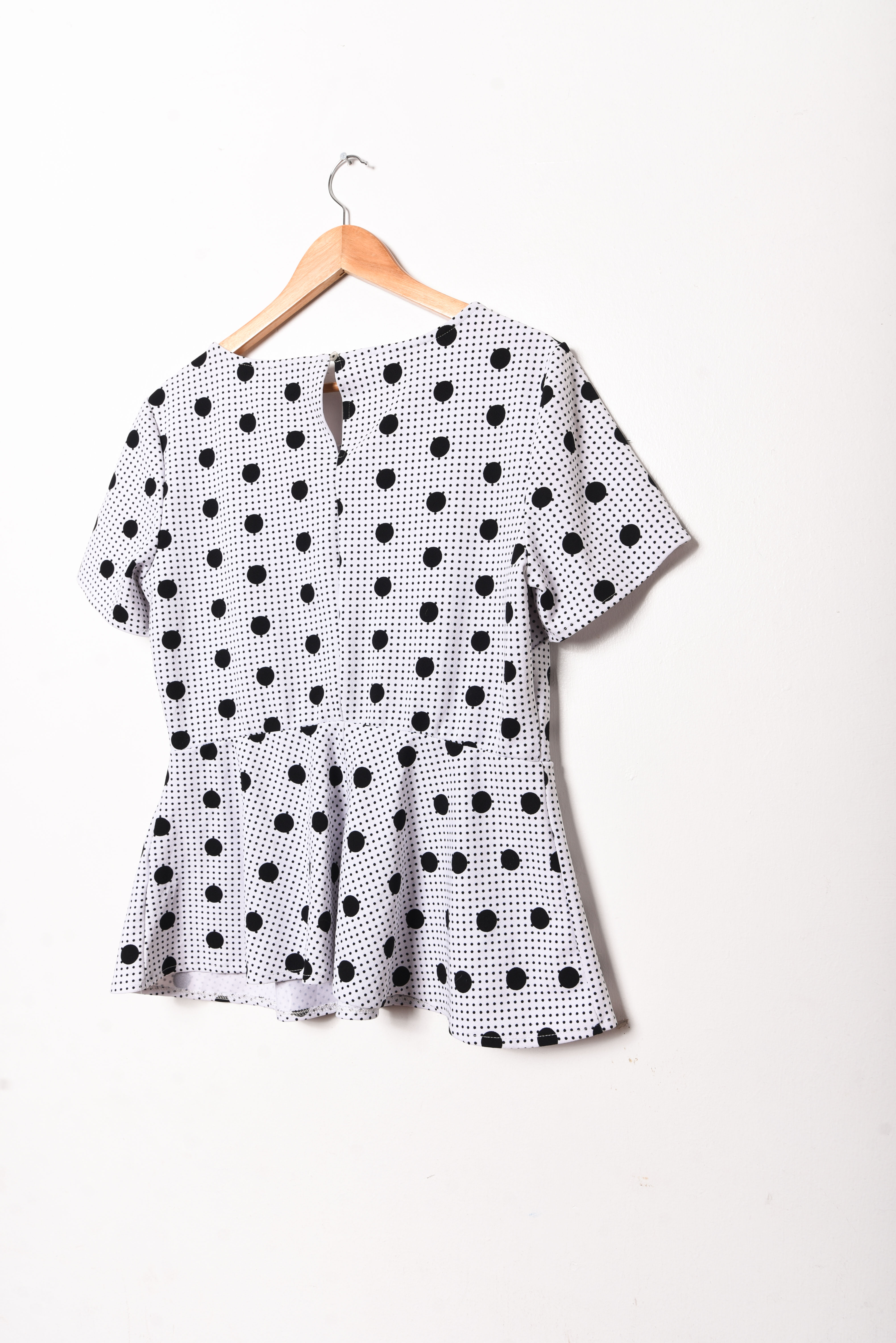 Blusa b&w peplum lunares