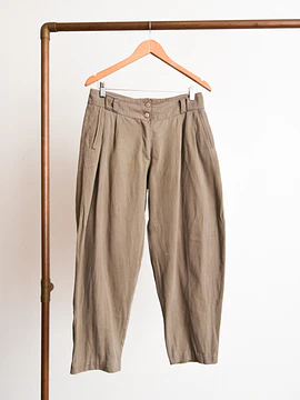 Pantalón café tiro alto pinzas