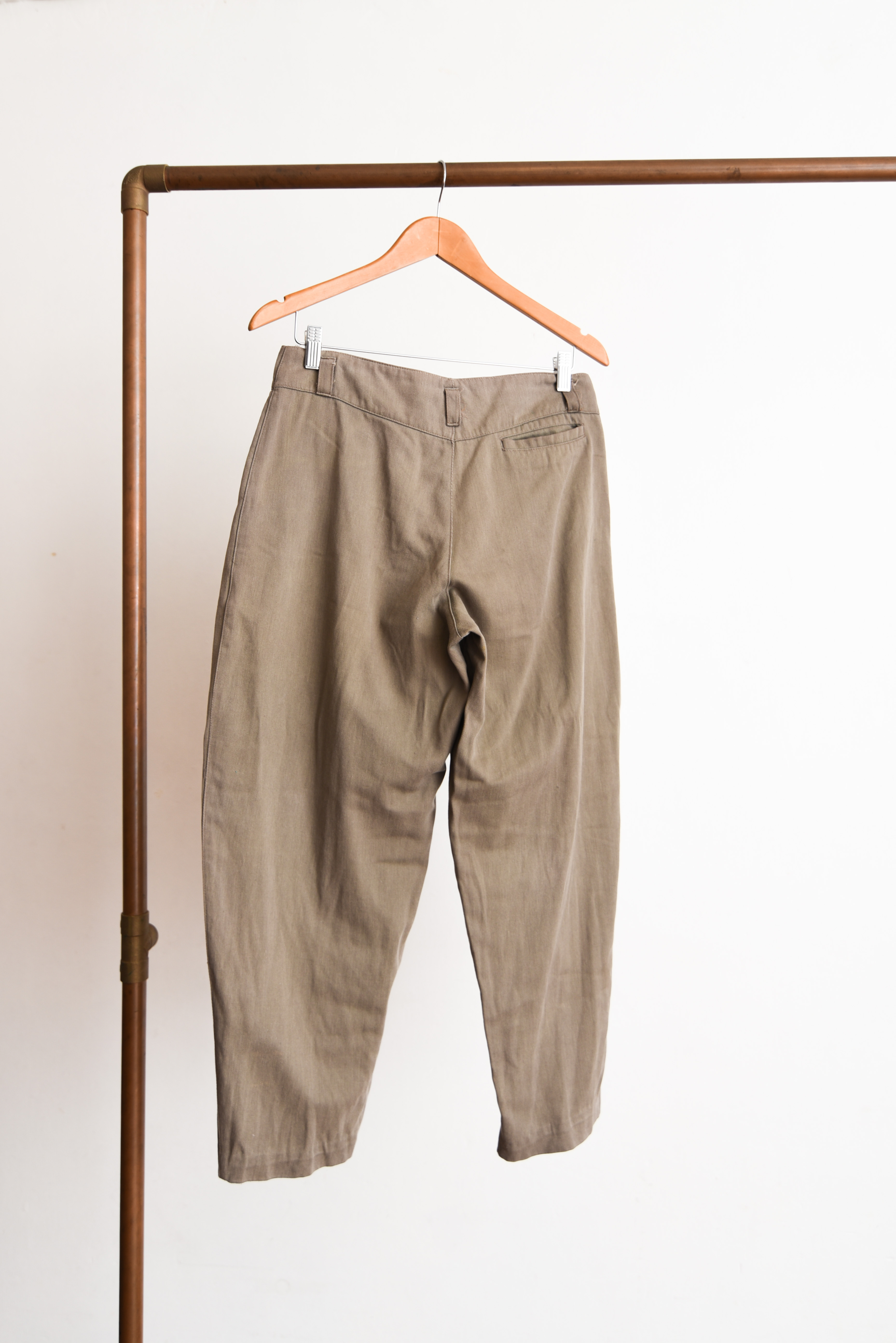 Pantalón café tiro alto pinzas