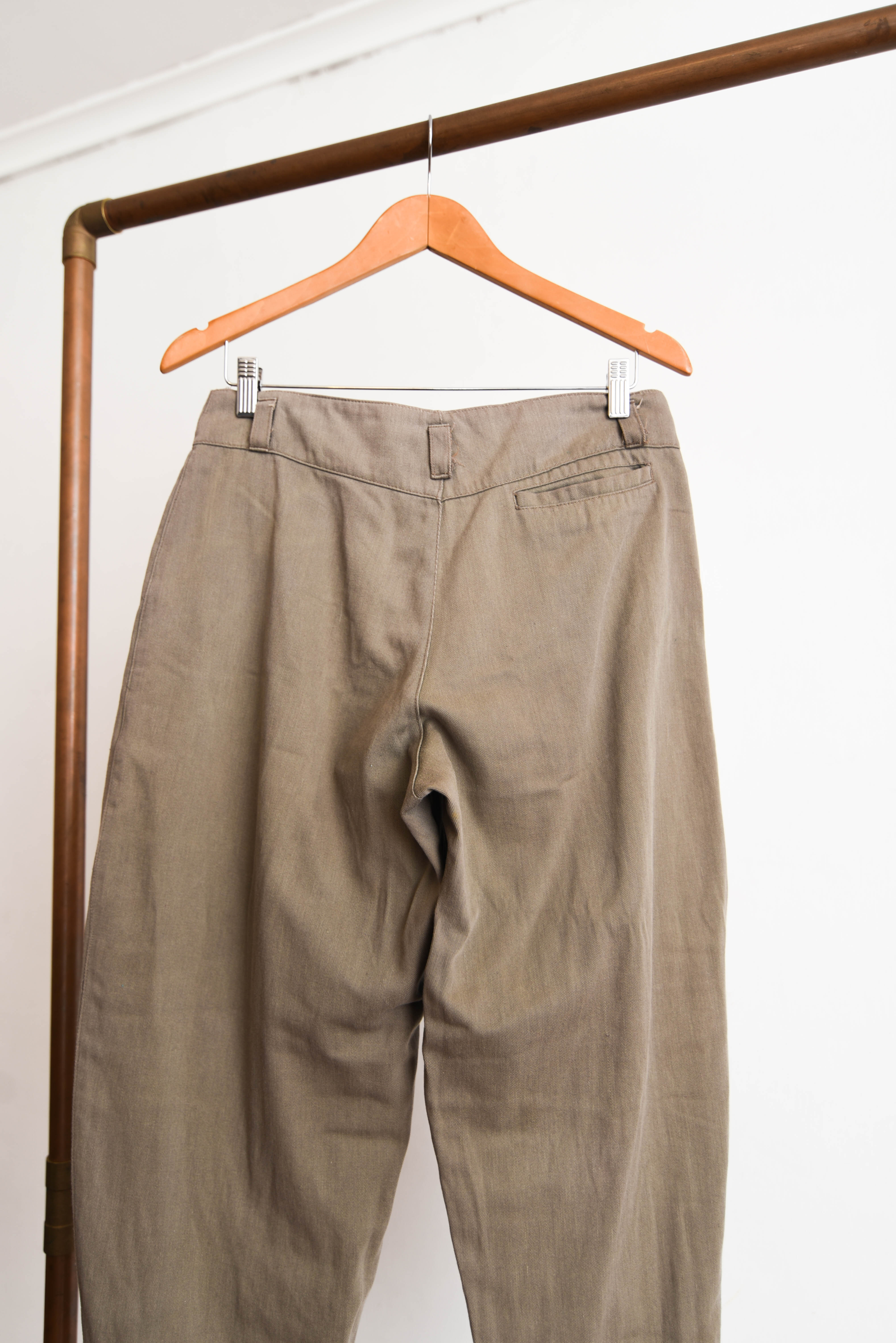 Pantalón café tiro alto pinzas
