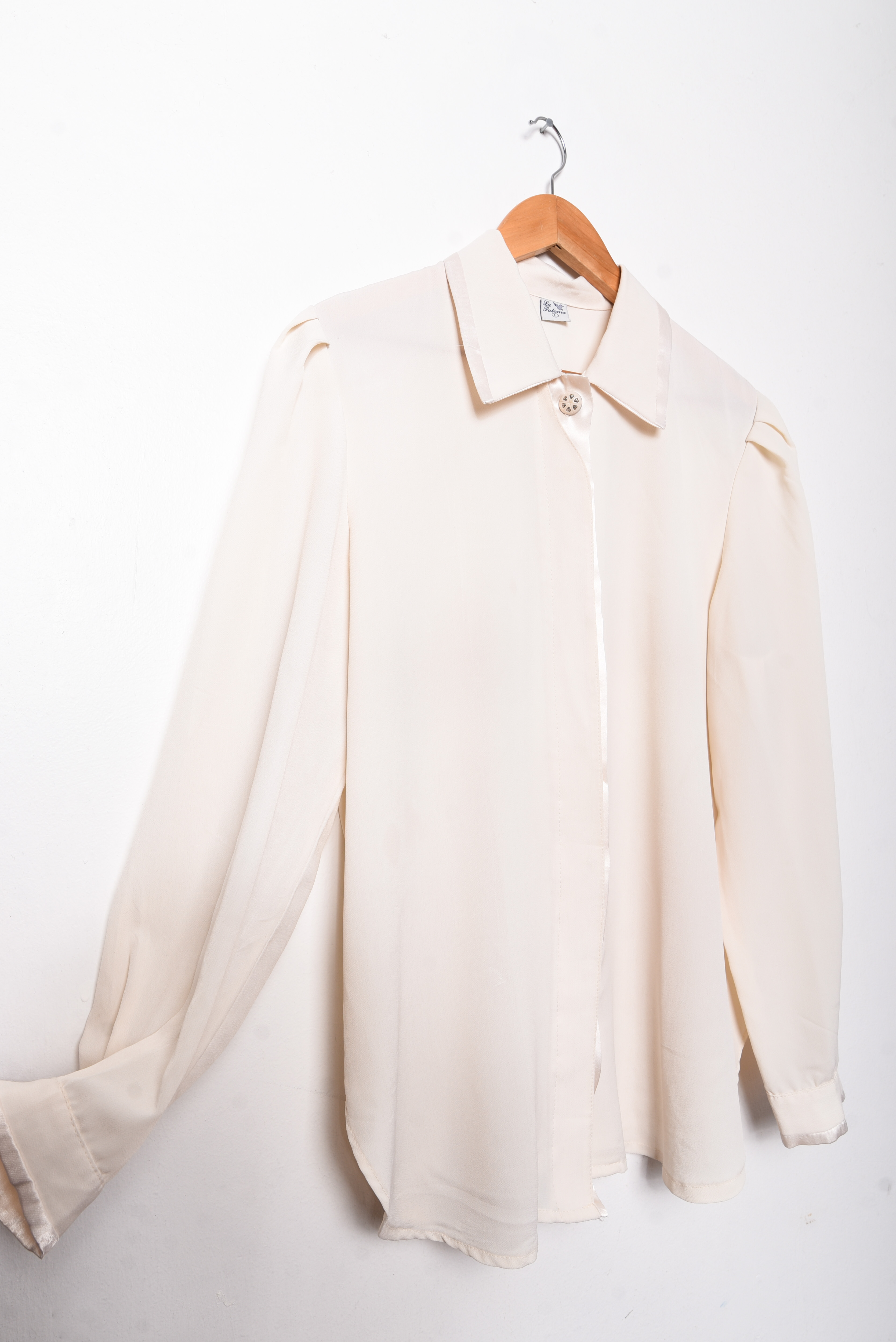 Blusa marfil vintage toques satinados