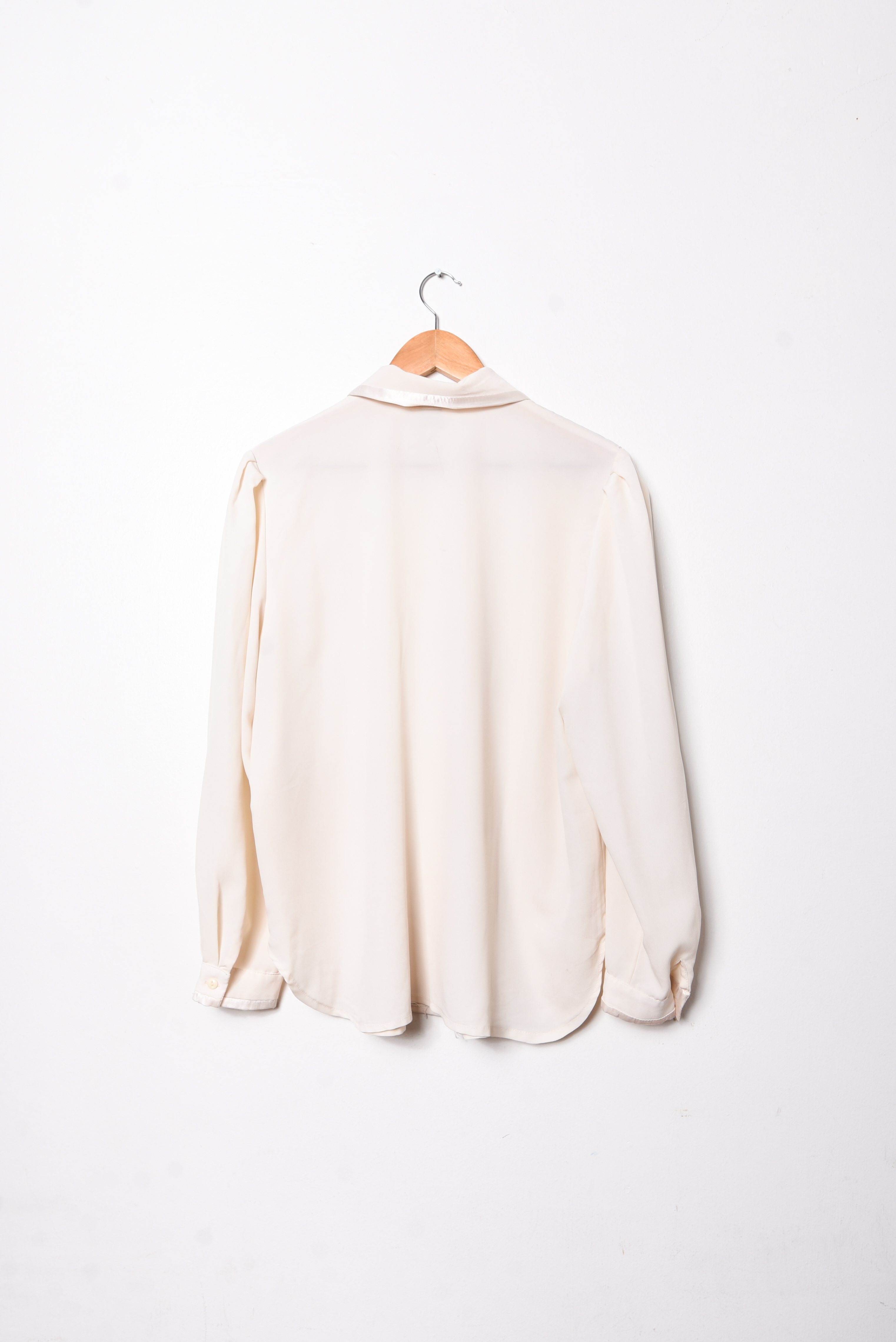 Blusa marfil vintage toques satinados