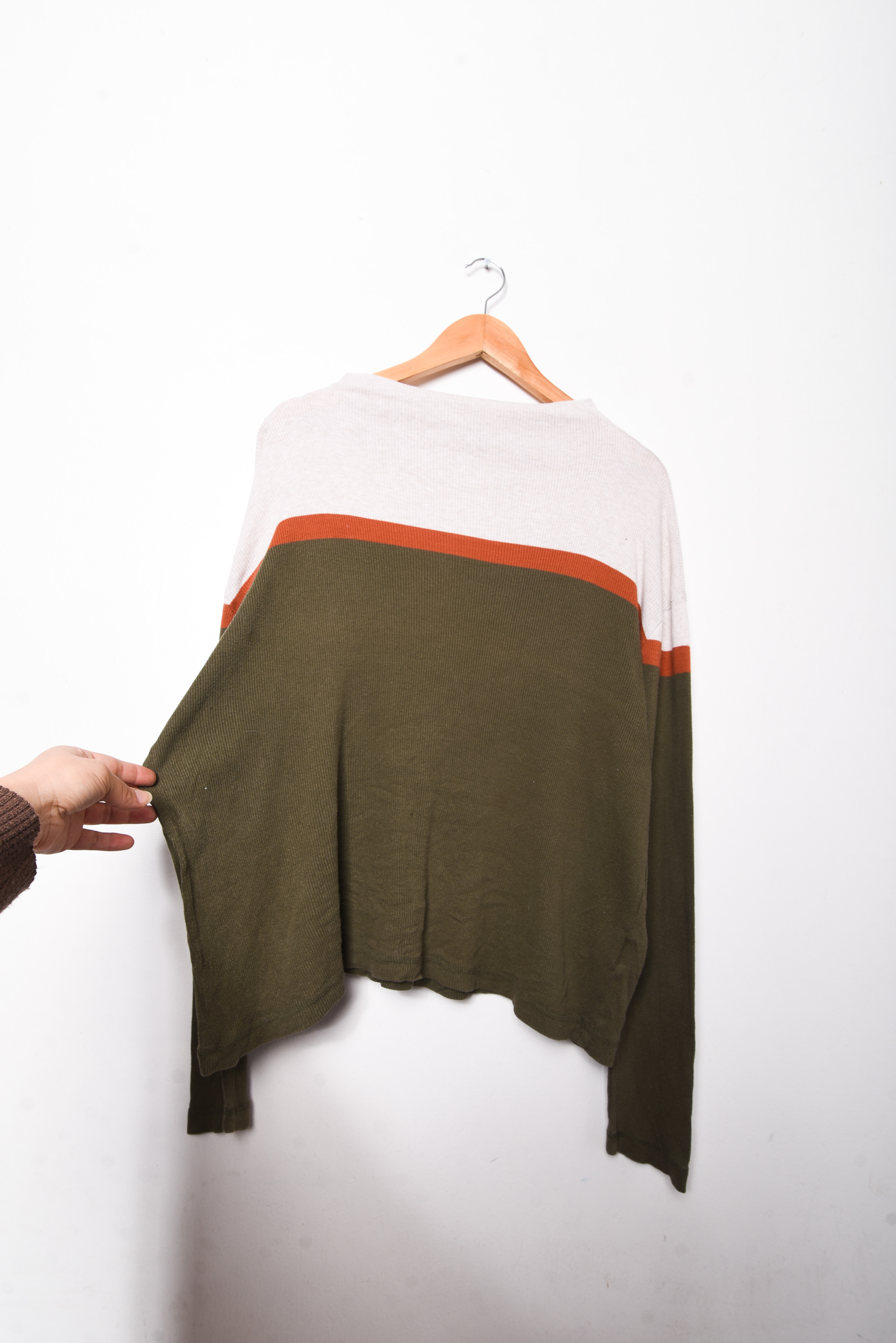 Polera marfil y verde acanalada