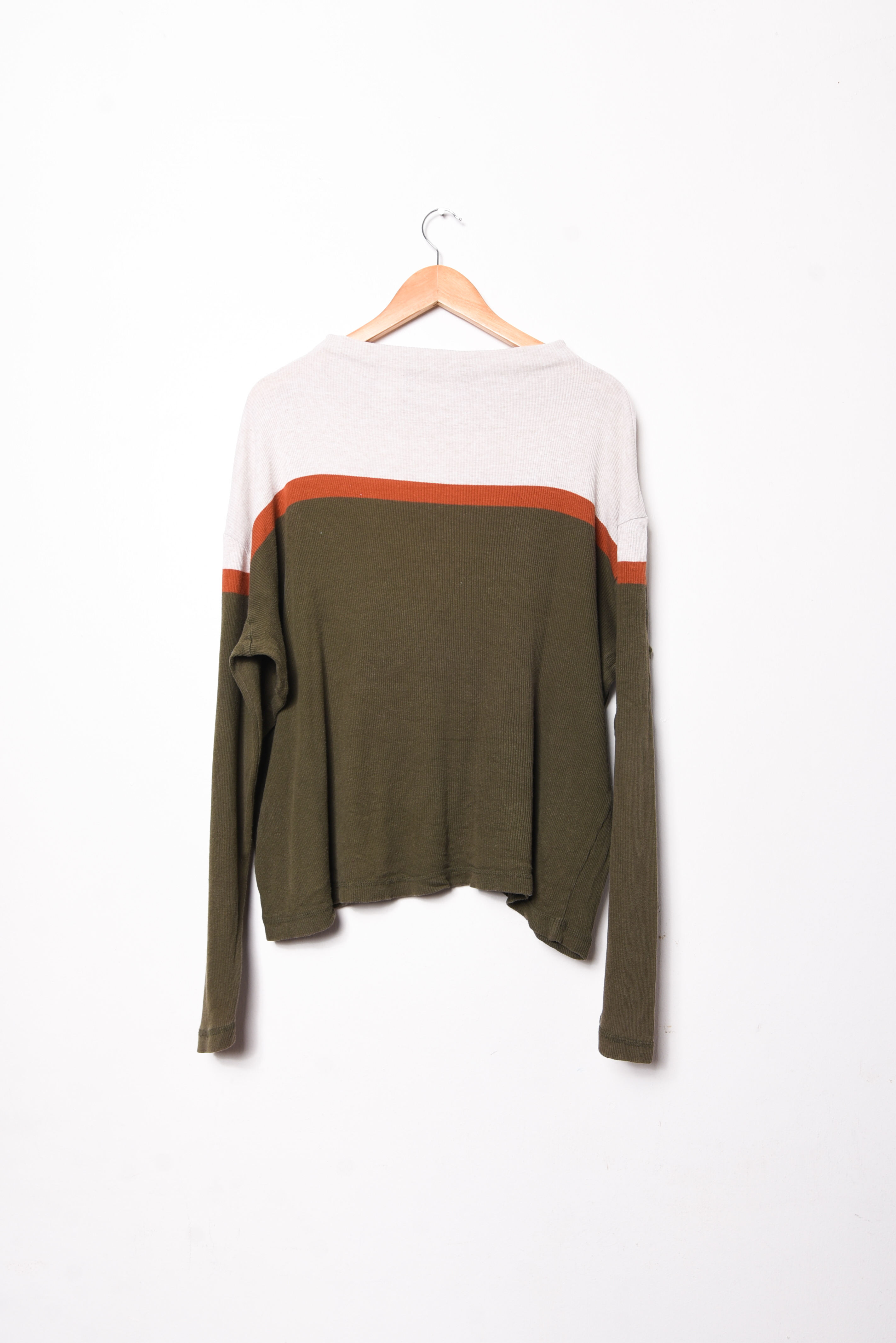 Polera marfil y verde acanalada