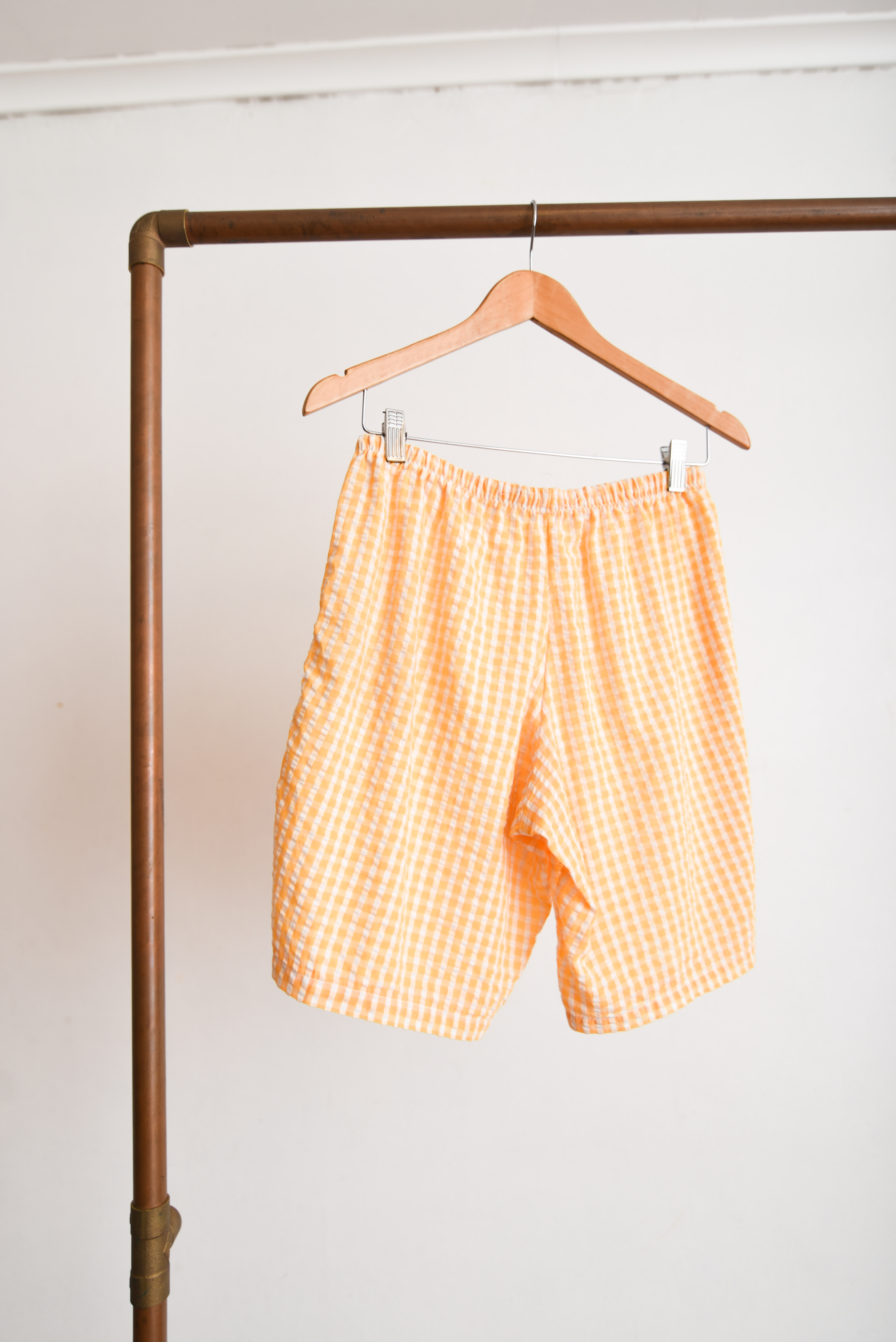 Short naranjo cuadritos