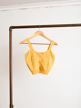 Croptop mostaza botón corazón