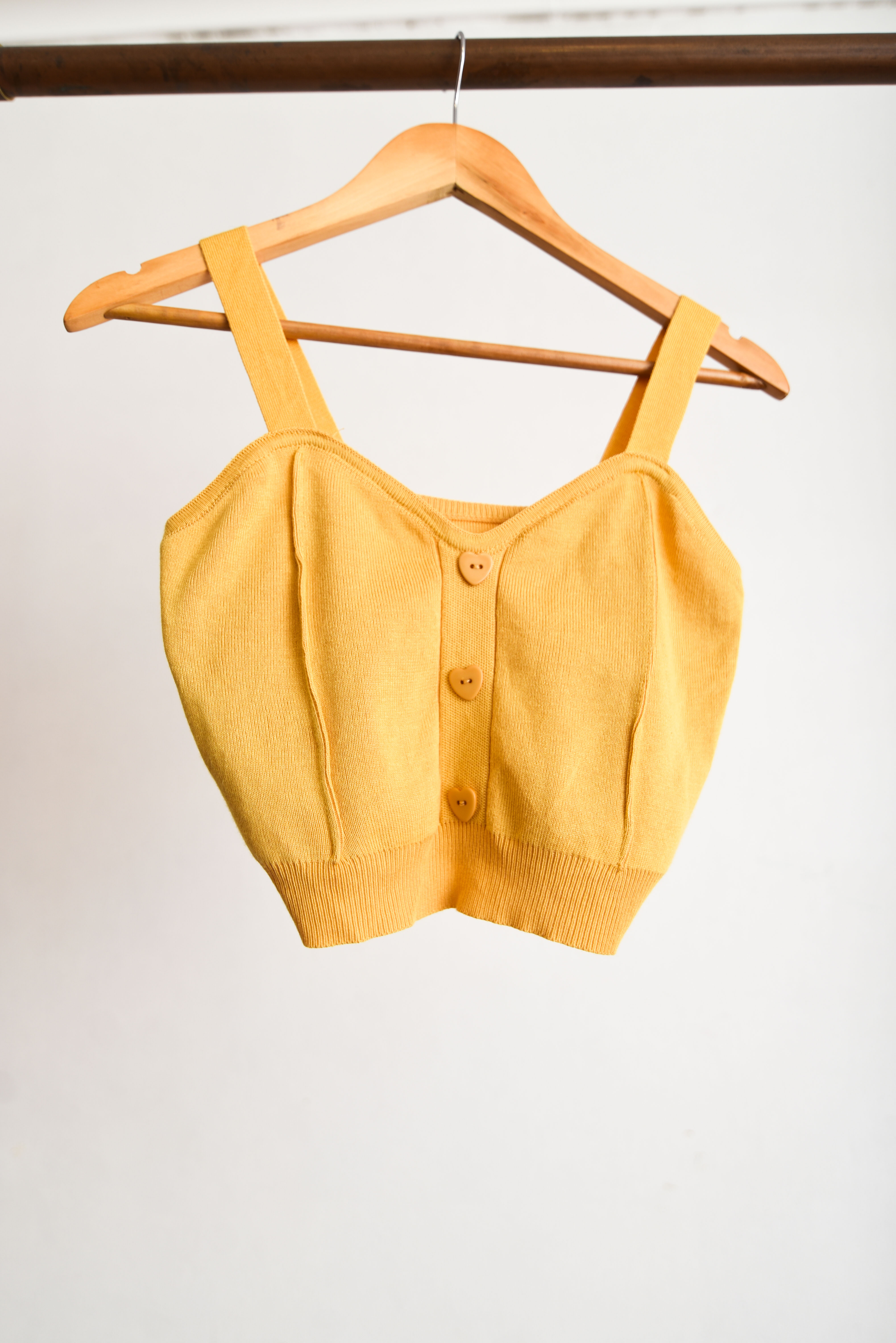 Croptop mostaza botón corazón