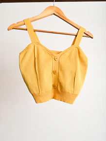 Croptop mostaza botón corazón