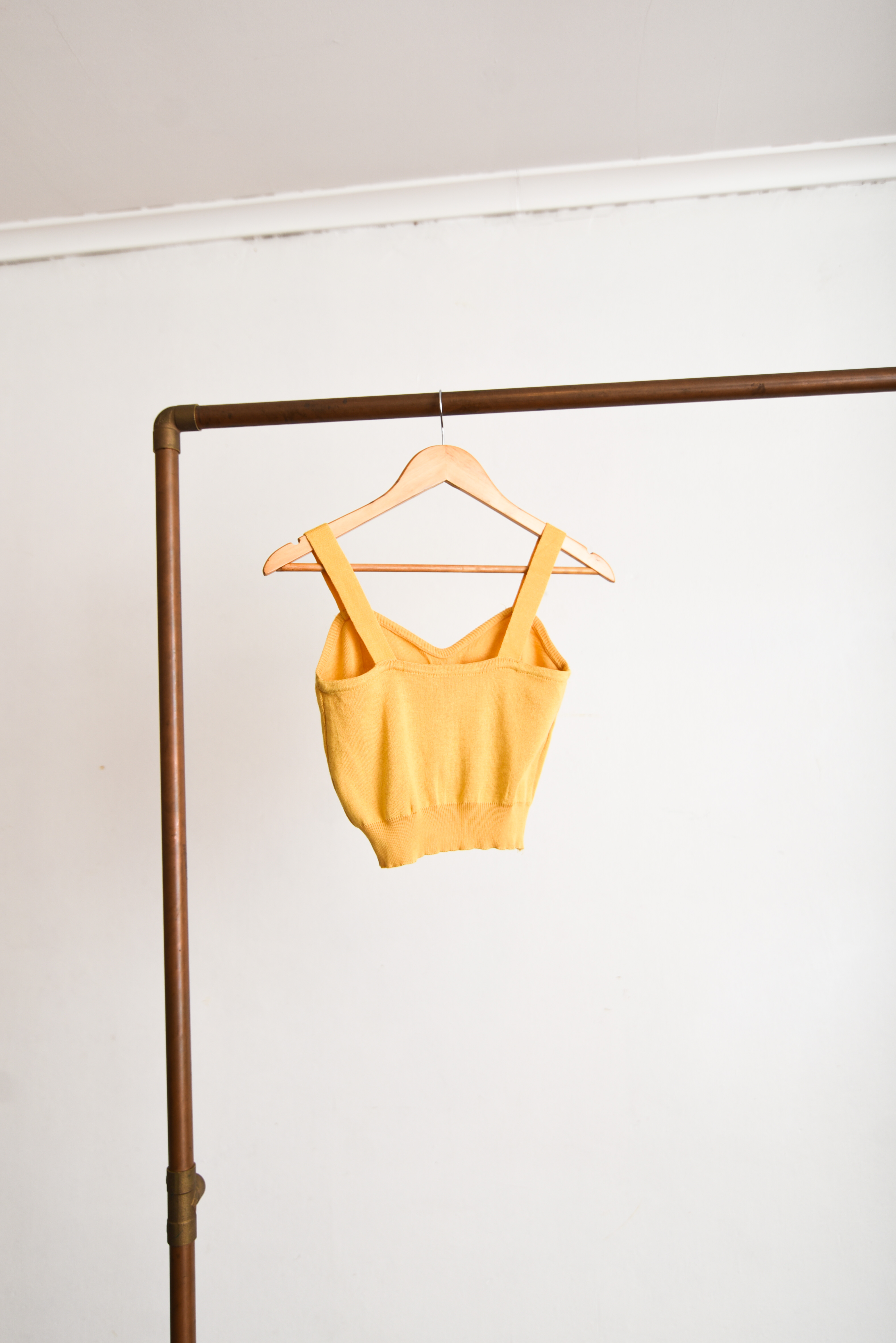 Croptop mostaza botón corazón