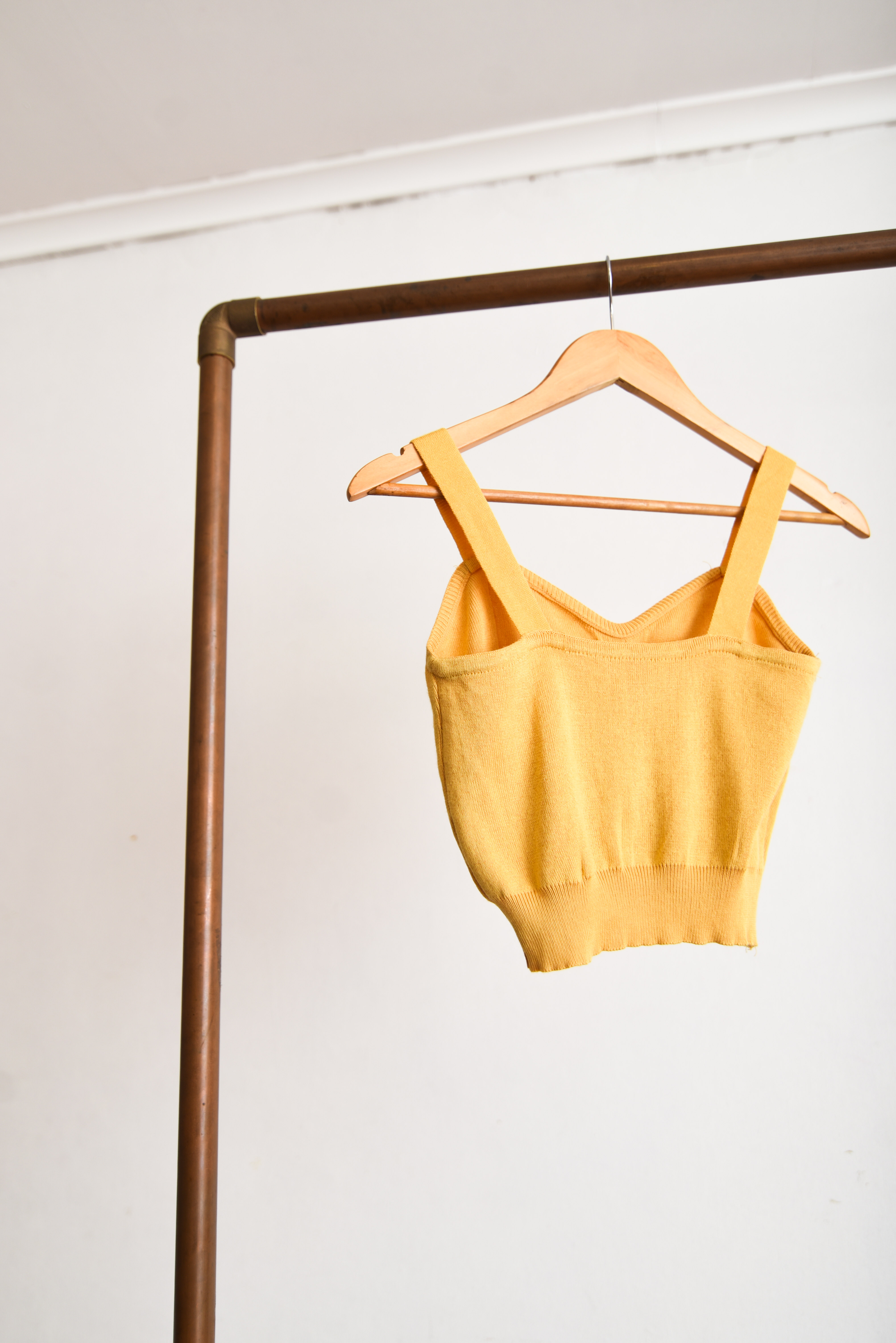 Croptop mostaza botón corazón