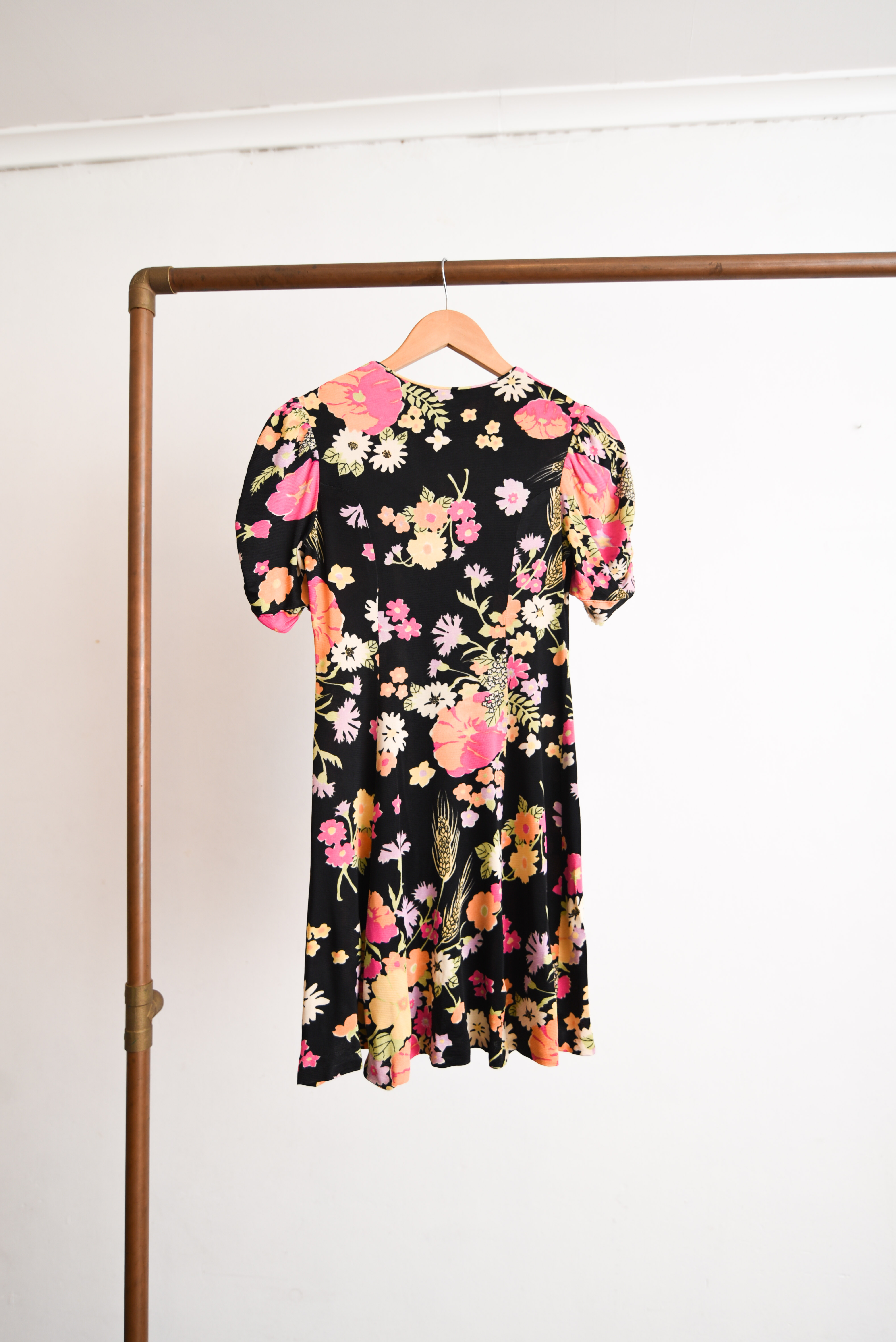 Vestido negro floral California 60s