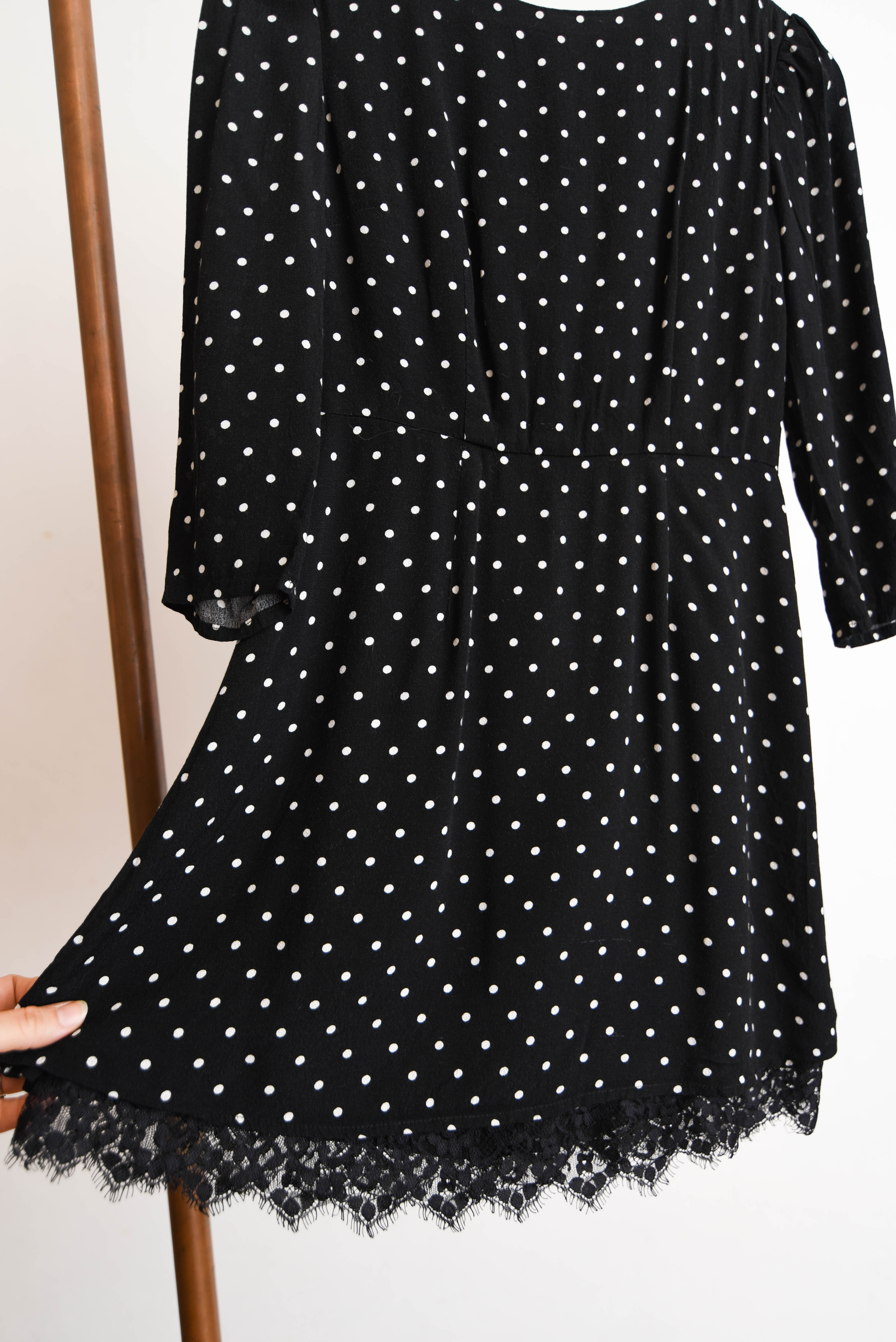 Vestido negro lunares y encaje