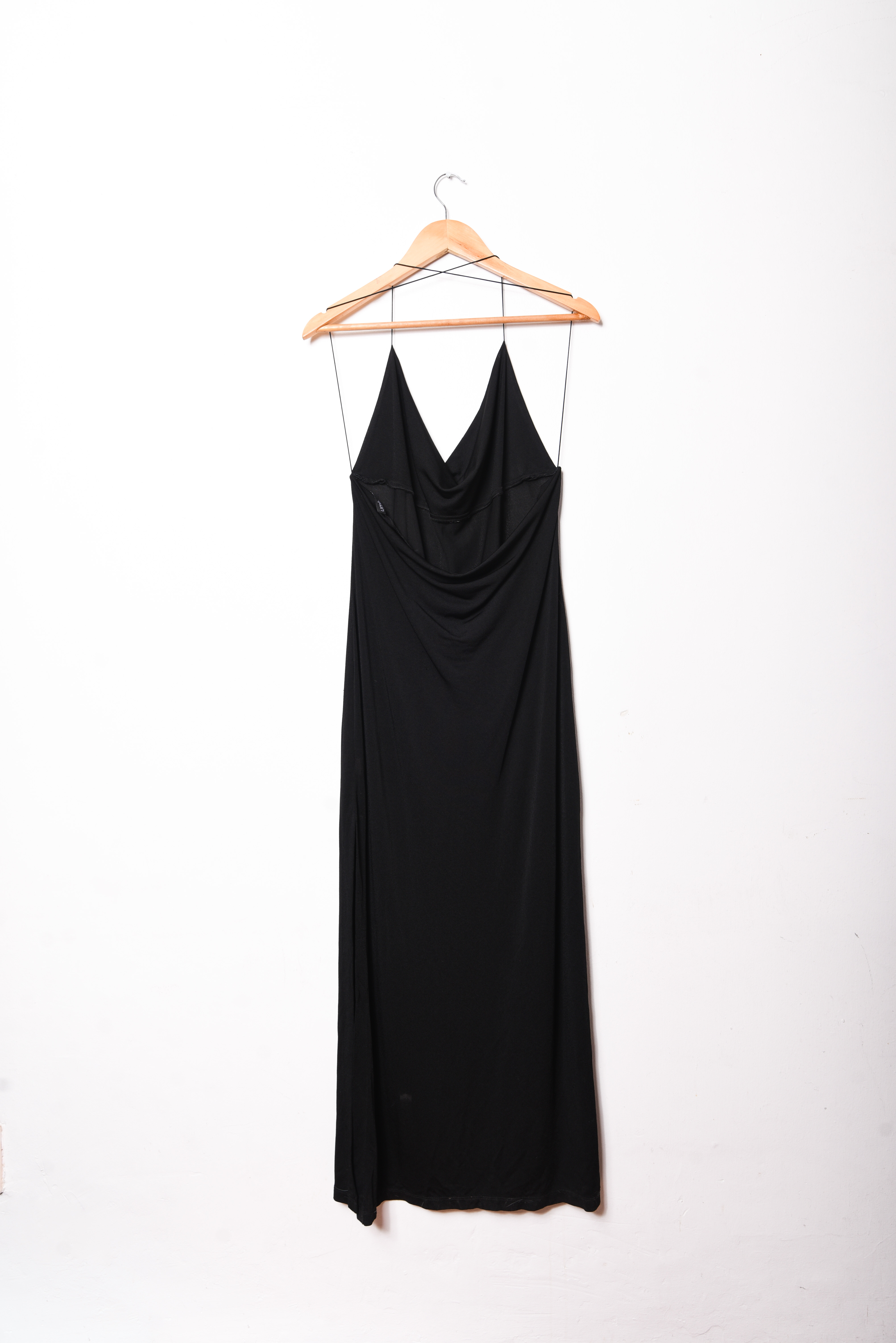 Maxi vestido negro drapeado
