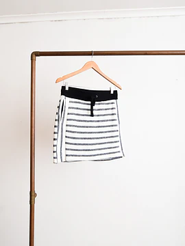Falda short blanca rayada