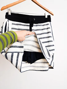 Falda short blanca rayada