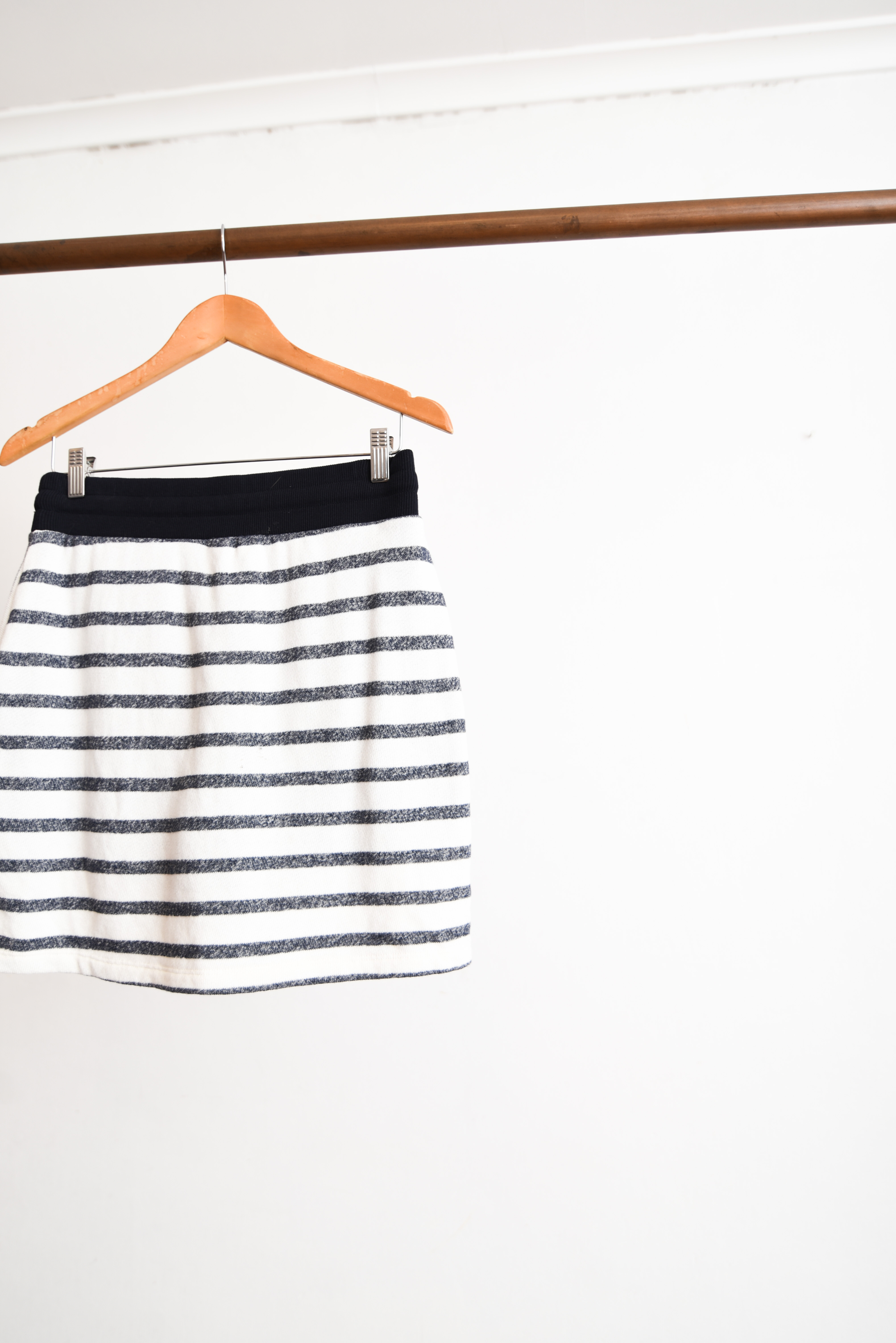 Falda short blanca rayada