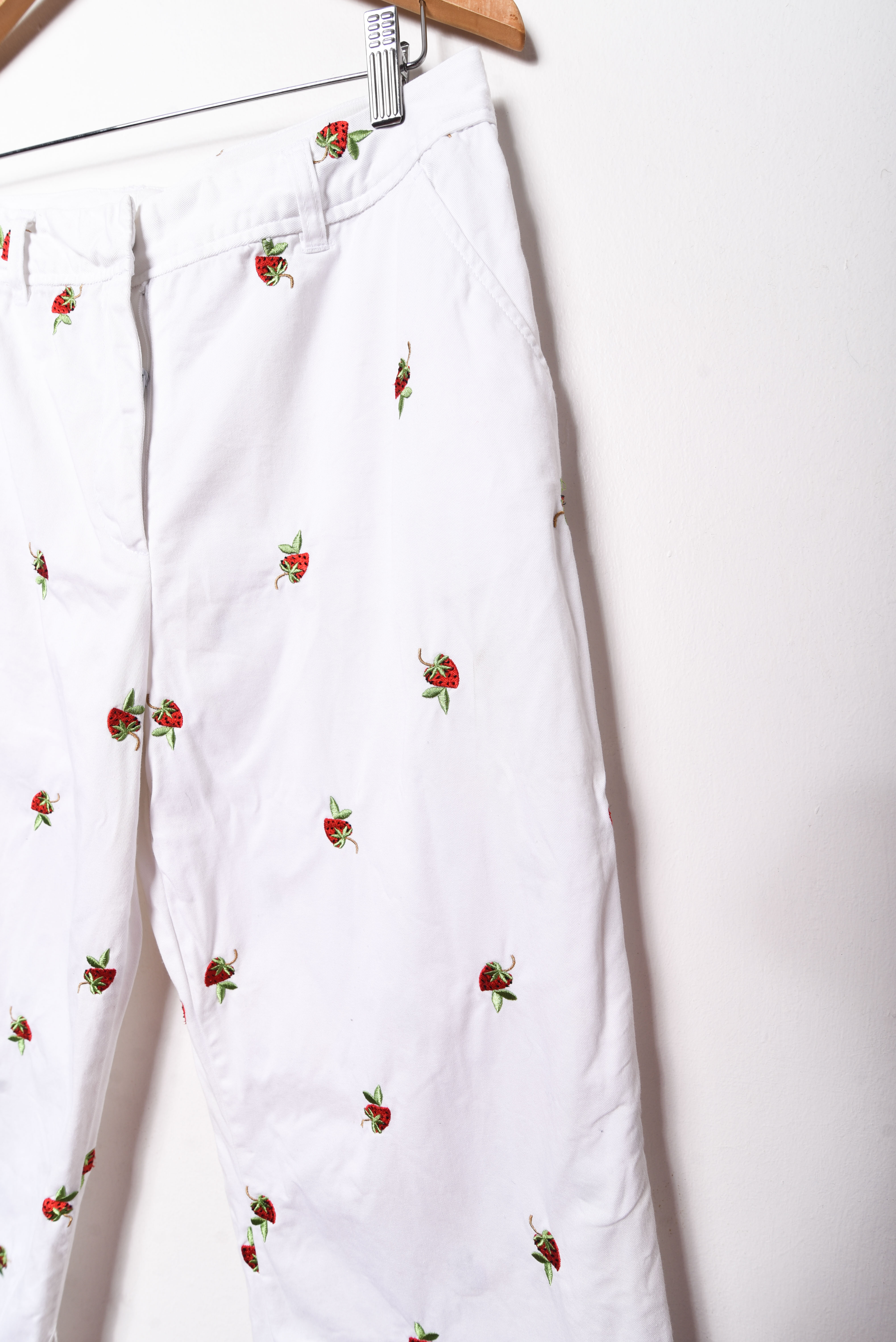 Pantalón blanco frutillitas bordadas