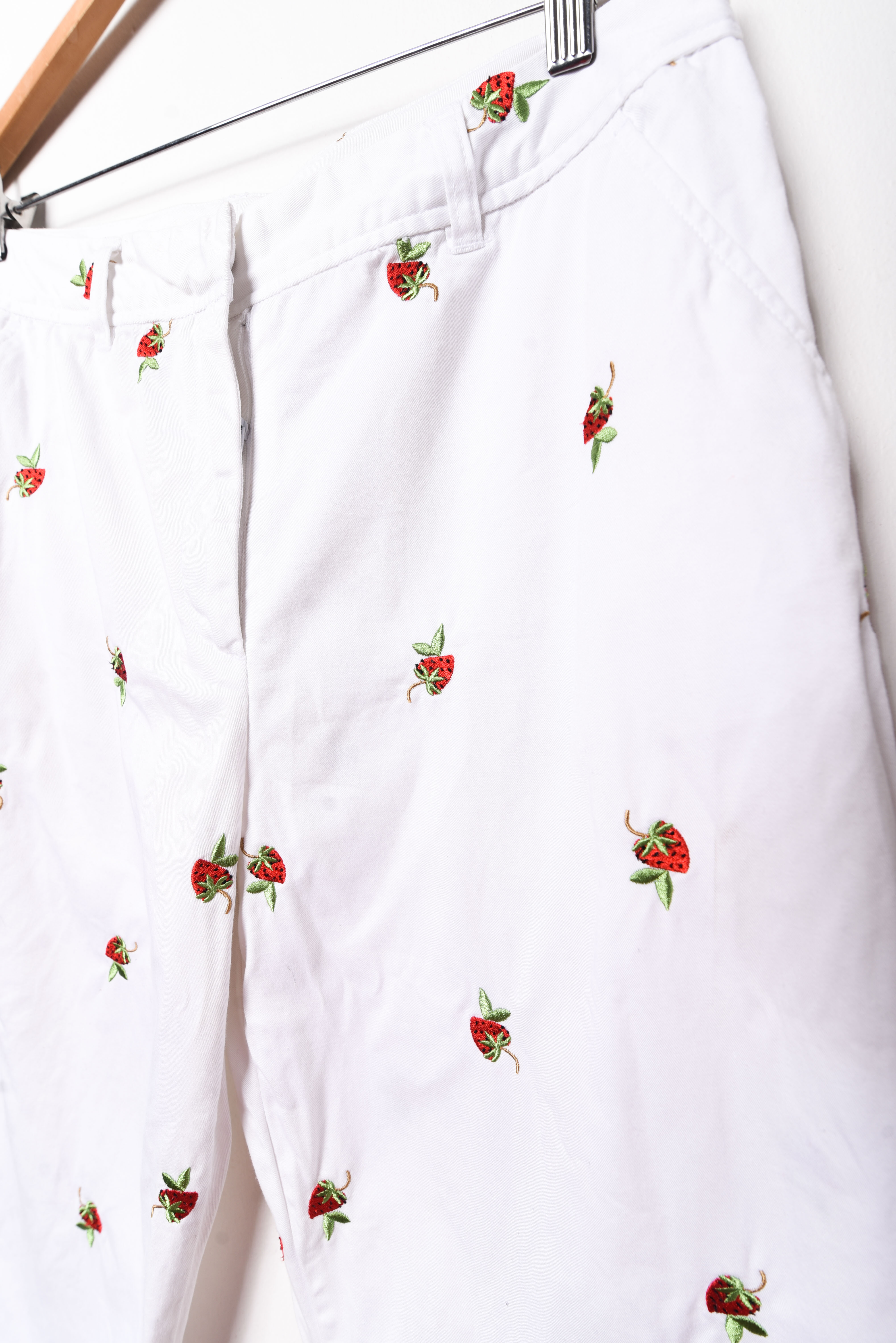 Pantalón blanco frutillitas bordadas