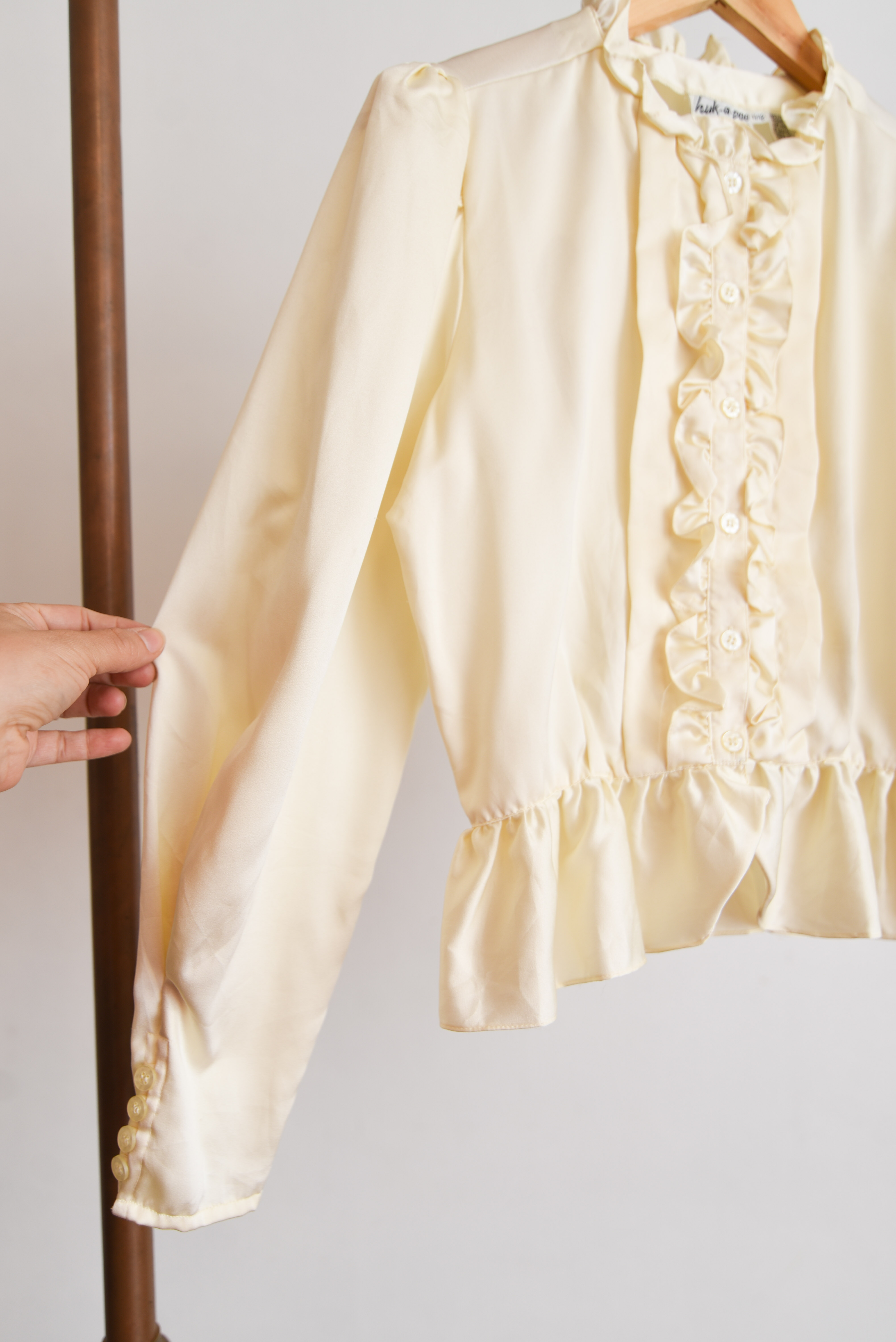 Blusa marfil satín vuelos 70s