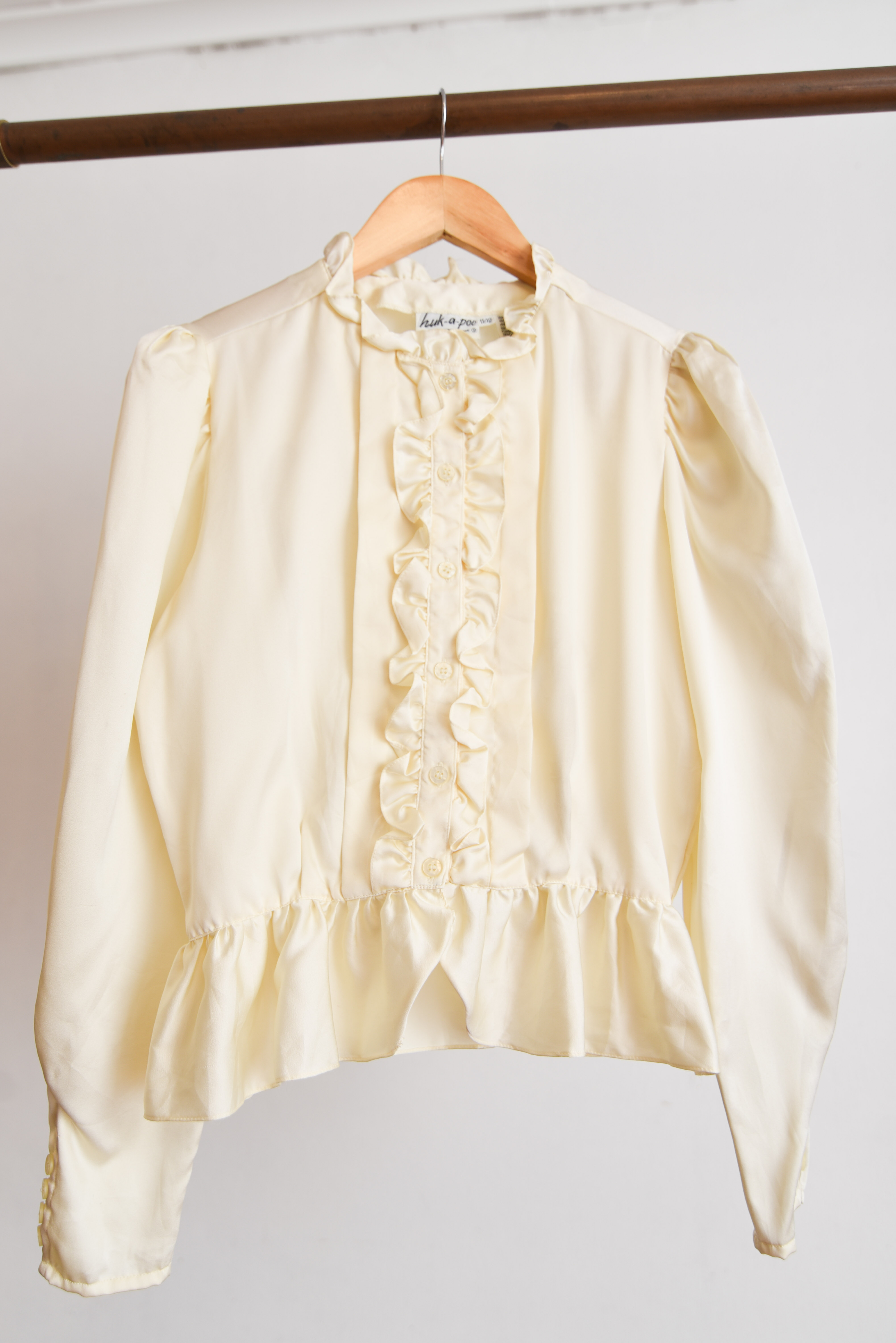 Blusa marfil satín vuelos 70s